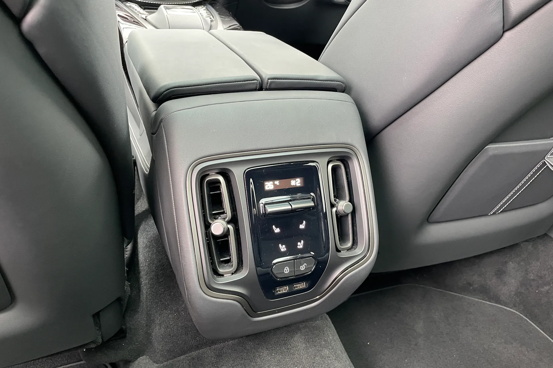 Aston Martin DBX thumbnail image number 35