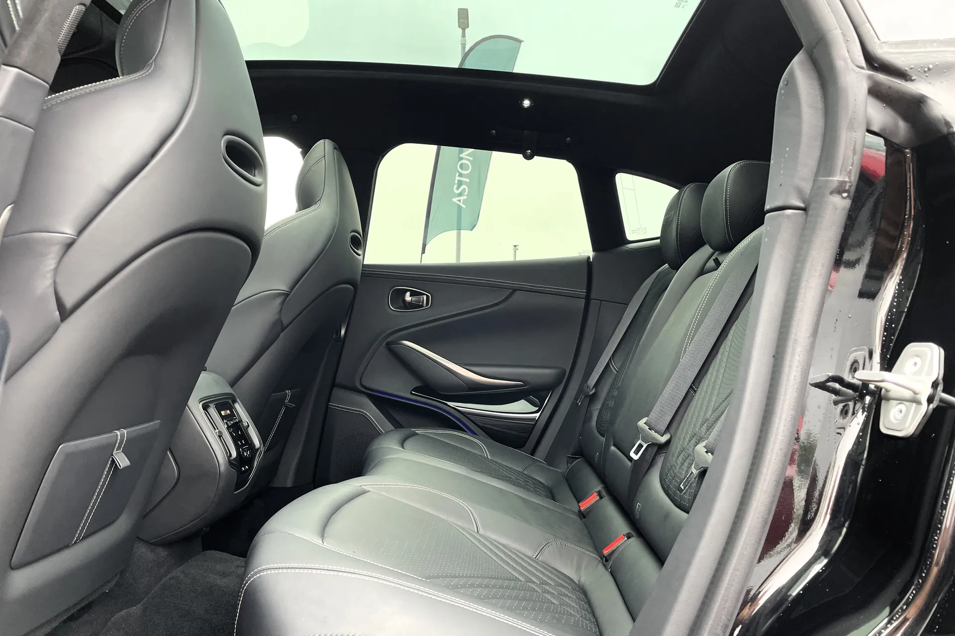 Aston Martin DBX thumbnail image number 34