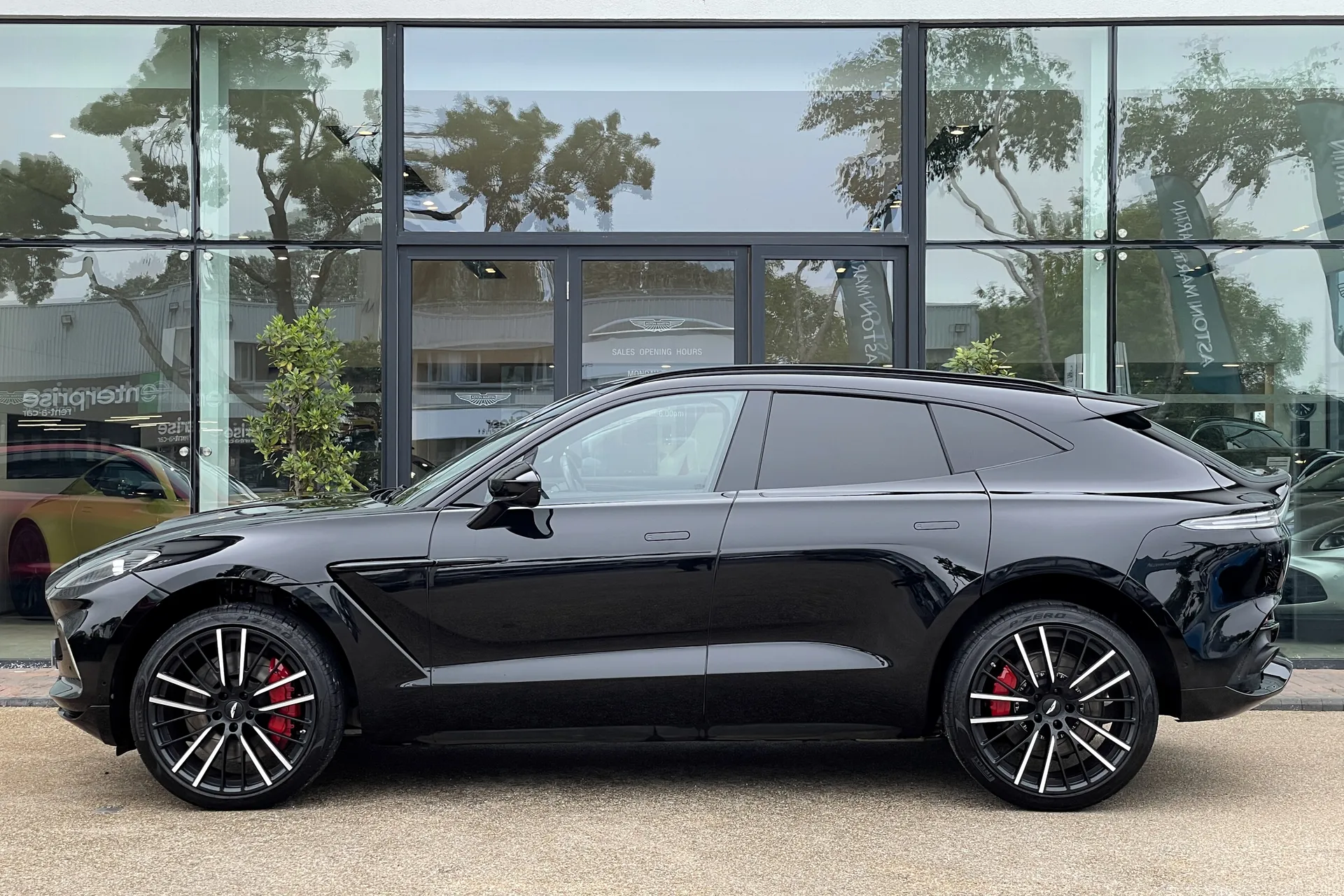 Aston Martin DBX thumbnail image number 60