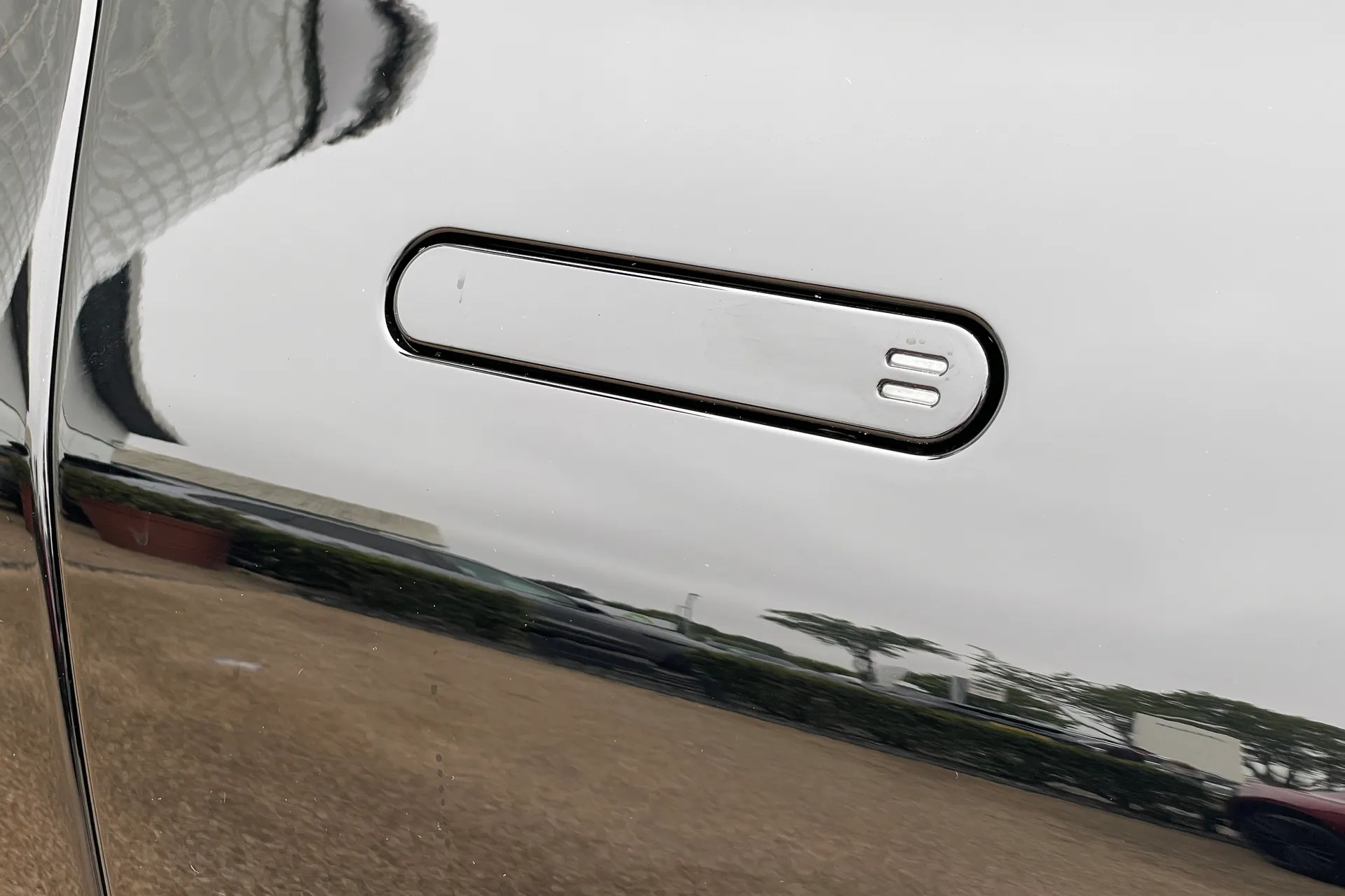 Aston Martin DBX thumbnail image number 12