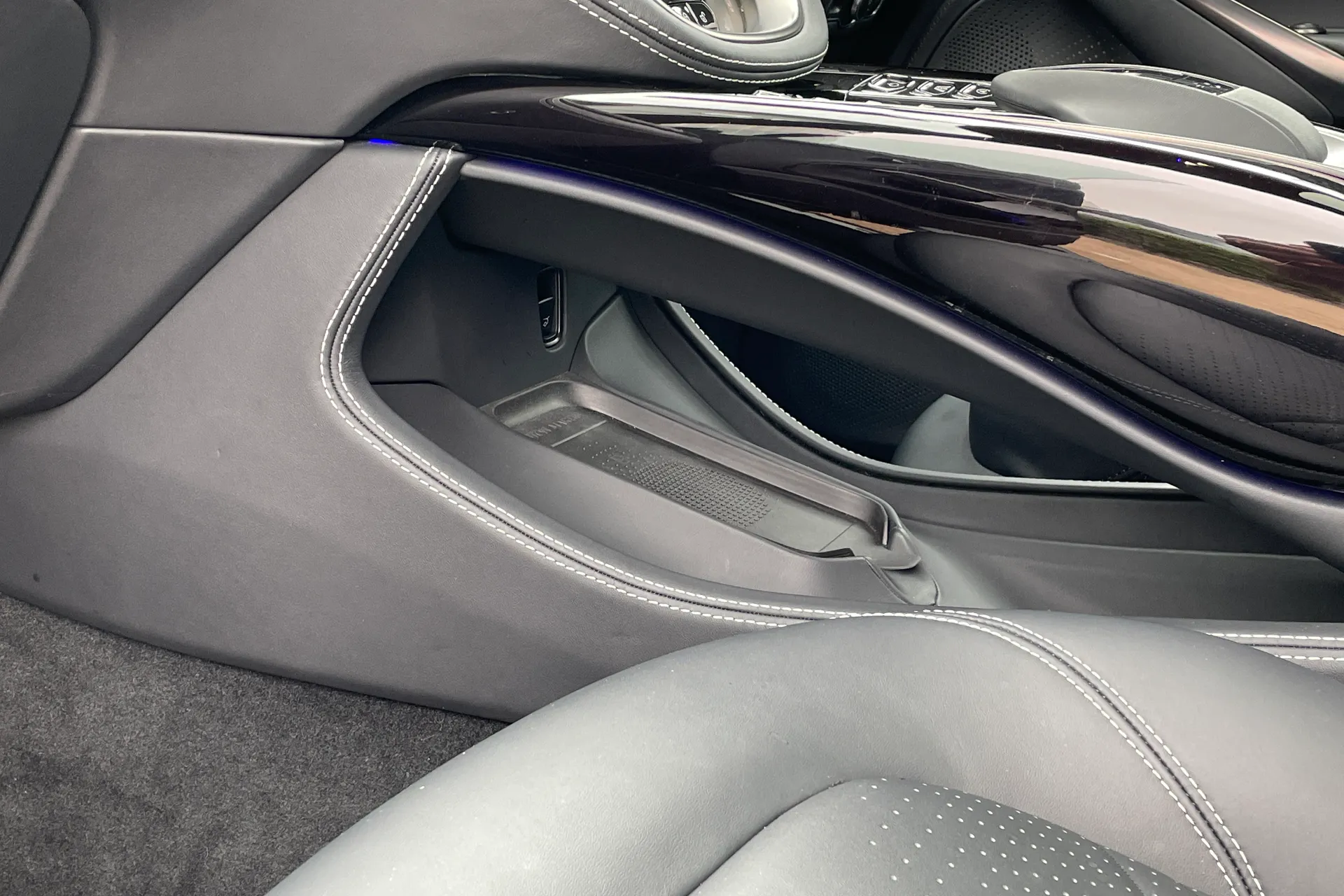 Aston Martin DBX thumbnail image number 32