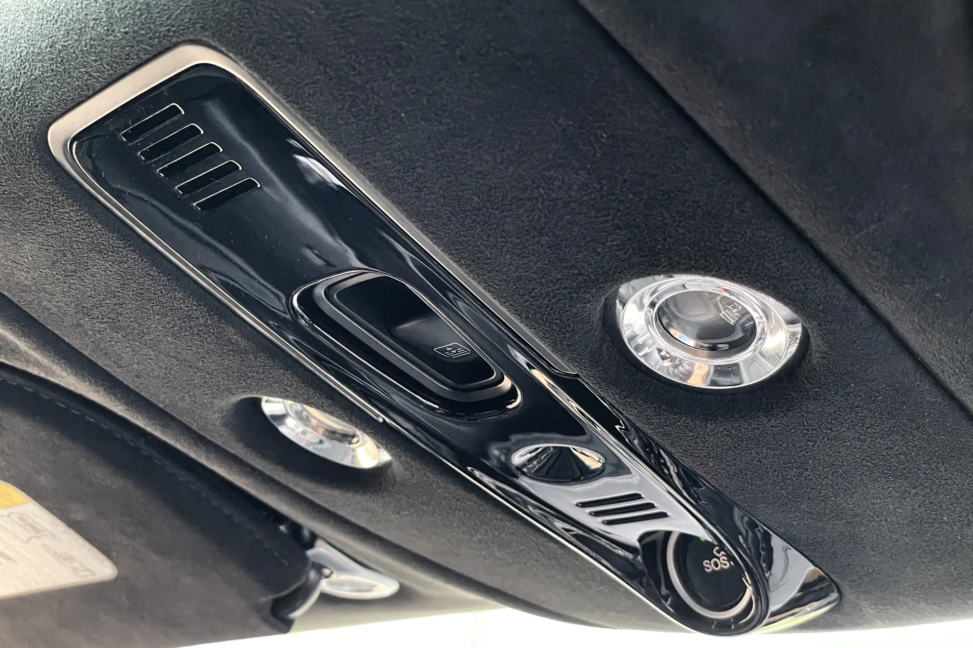 Aston Martin DBX thumbnail image number 54