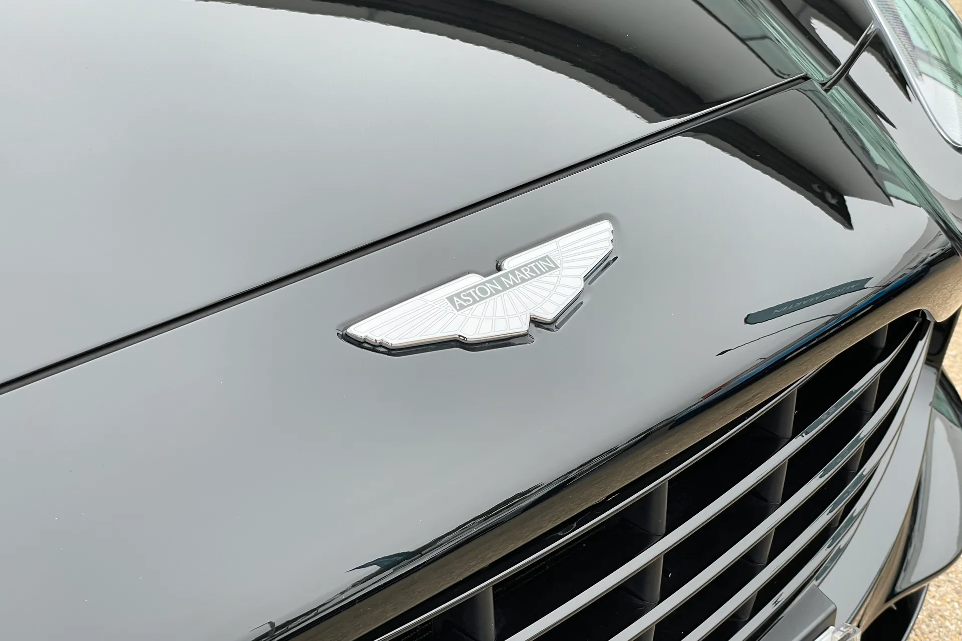 Aston Martin DBX thumbnail image number 59