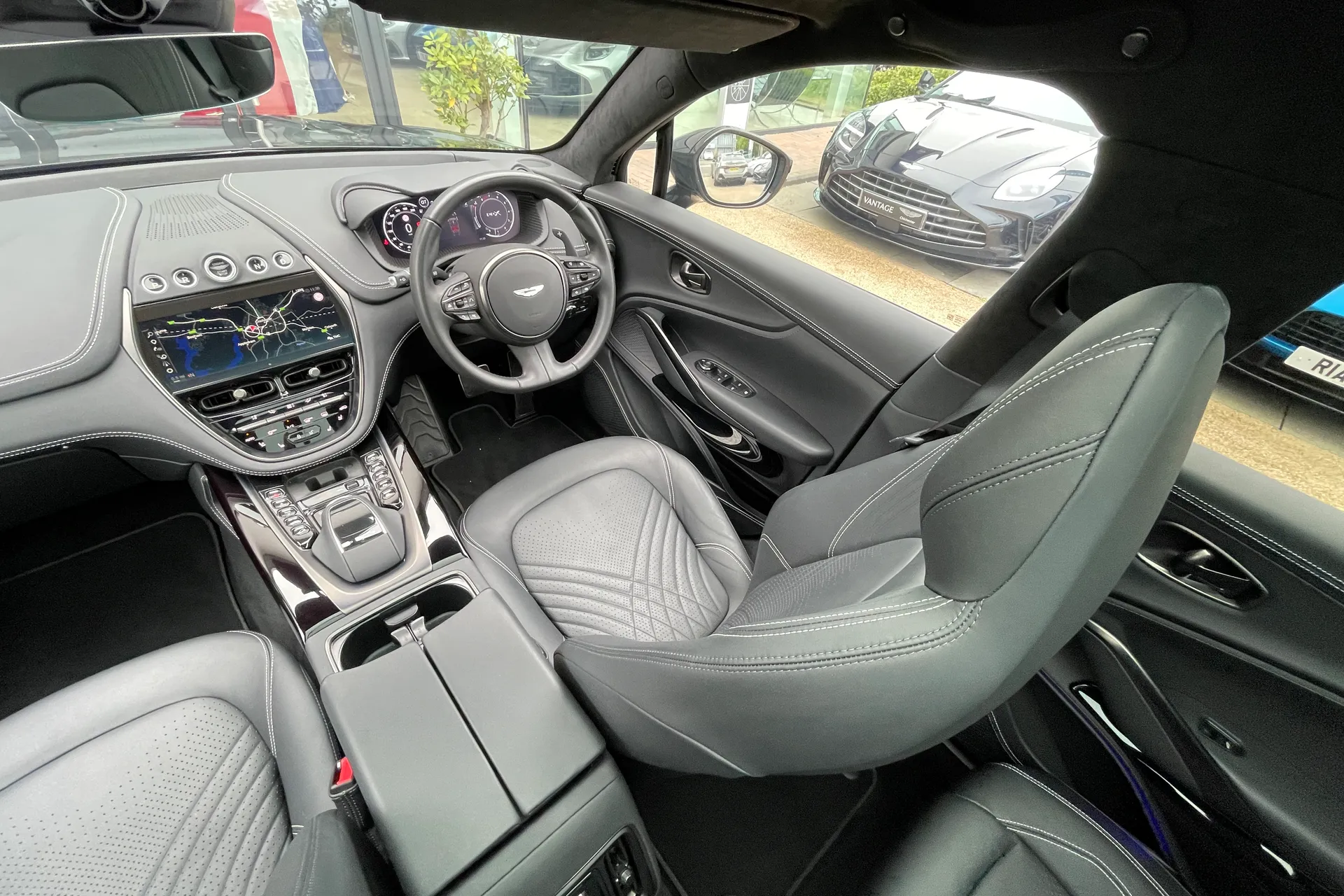 Aston Martin DBX thumbnail image number 36