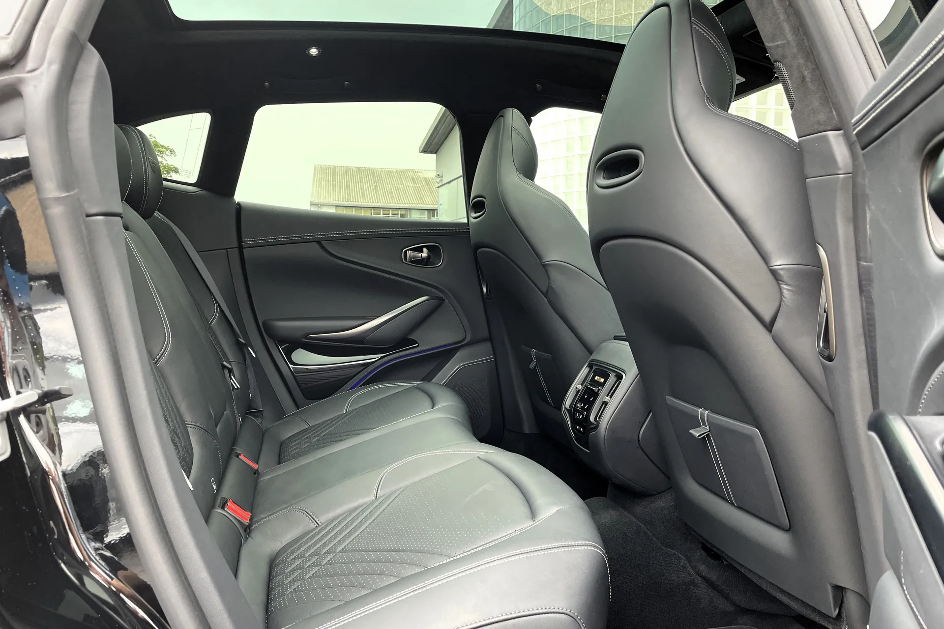 Aston Martin DBX thumbnail image number 24
