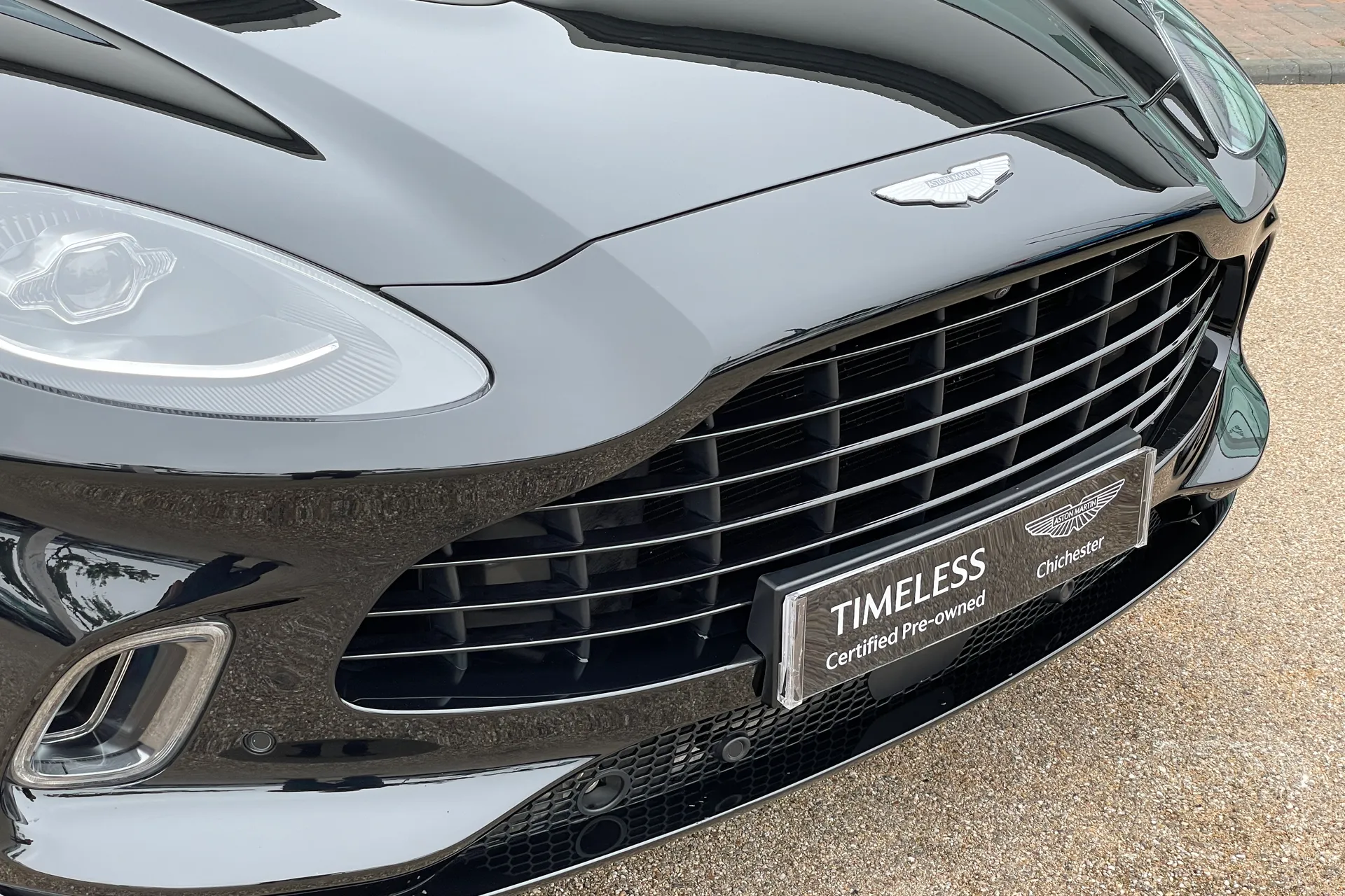 Aston Martin DBX thumbnail image number 9