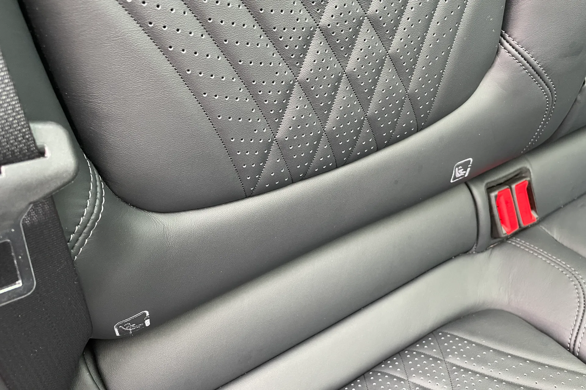 Aston Martin DBX thumbnail image number 26