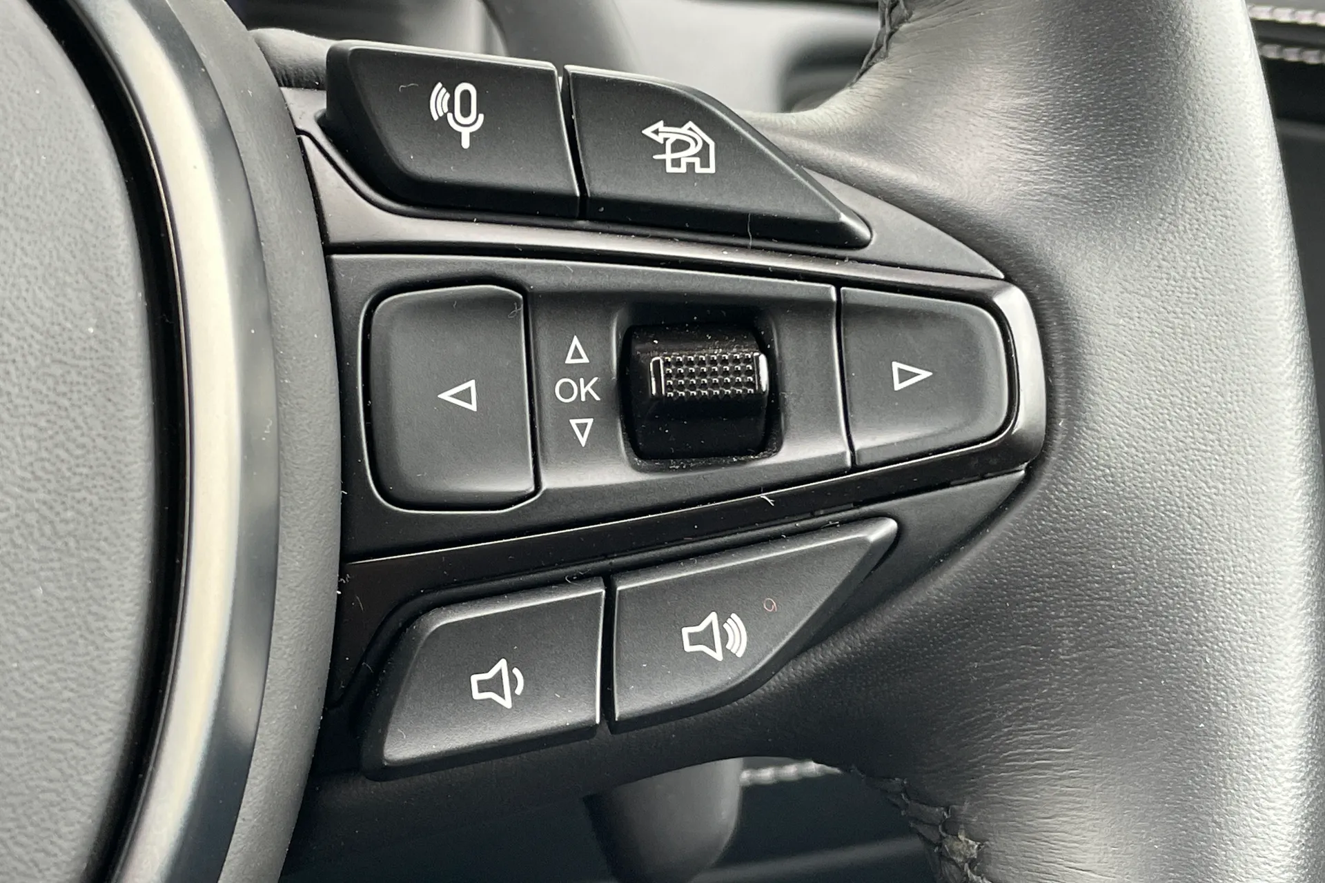 Aston Martin DBX thumbnail image number 49