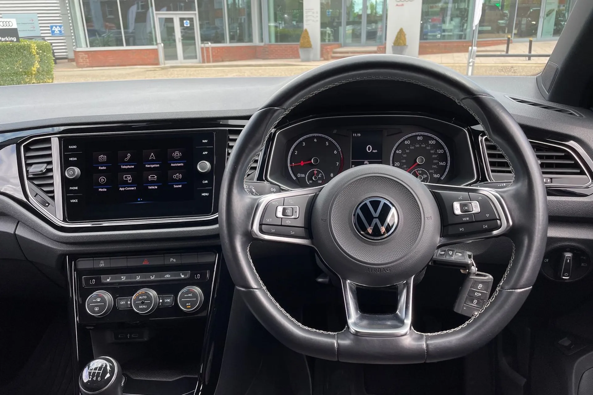 VOLKSWAGEN T-ROC thumbnail image number 33