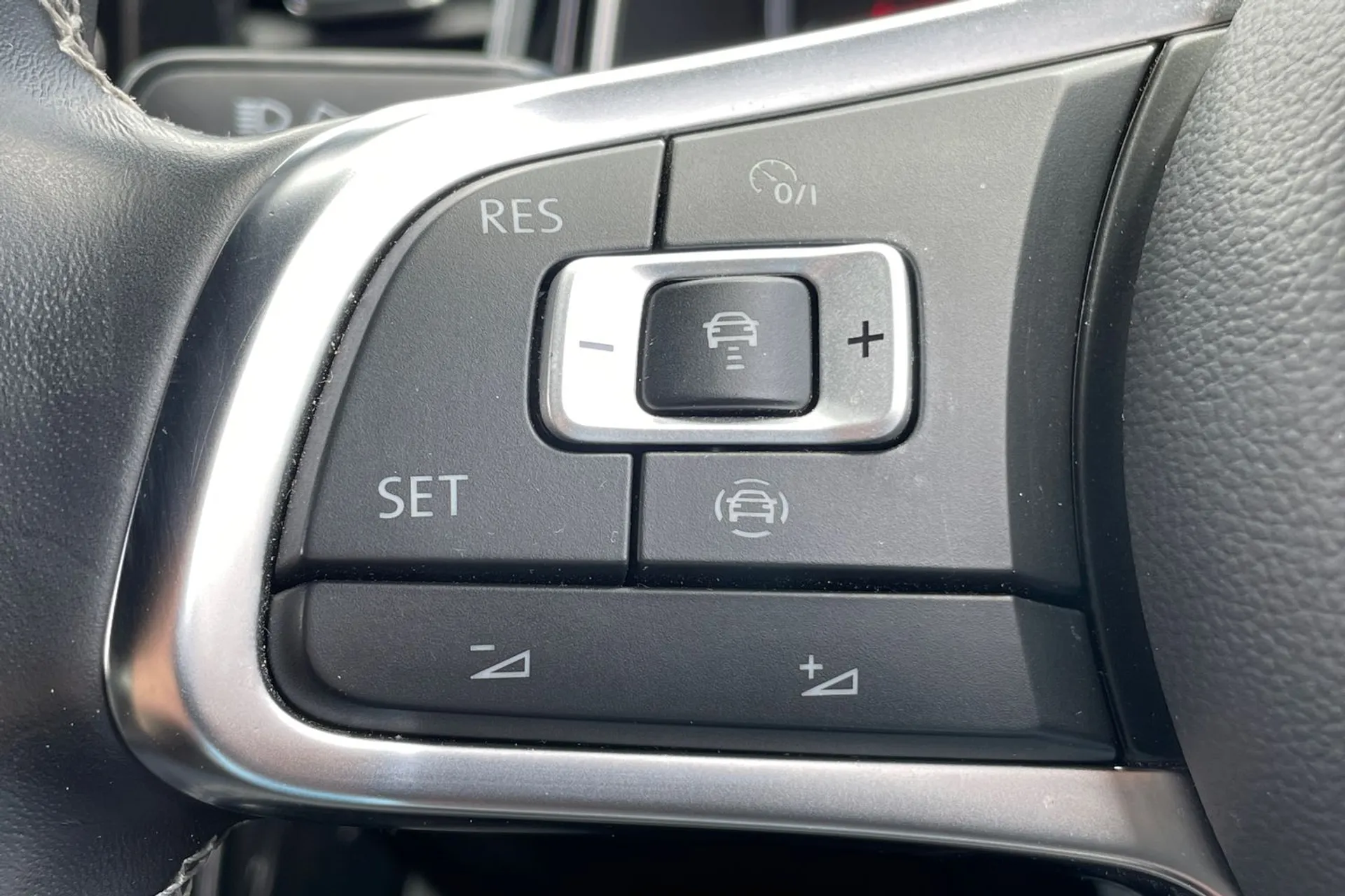VOLKSWAGEN T-ROC thumbnail image number 17
