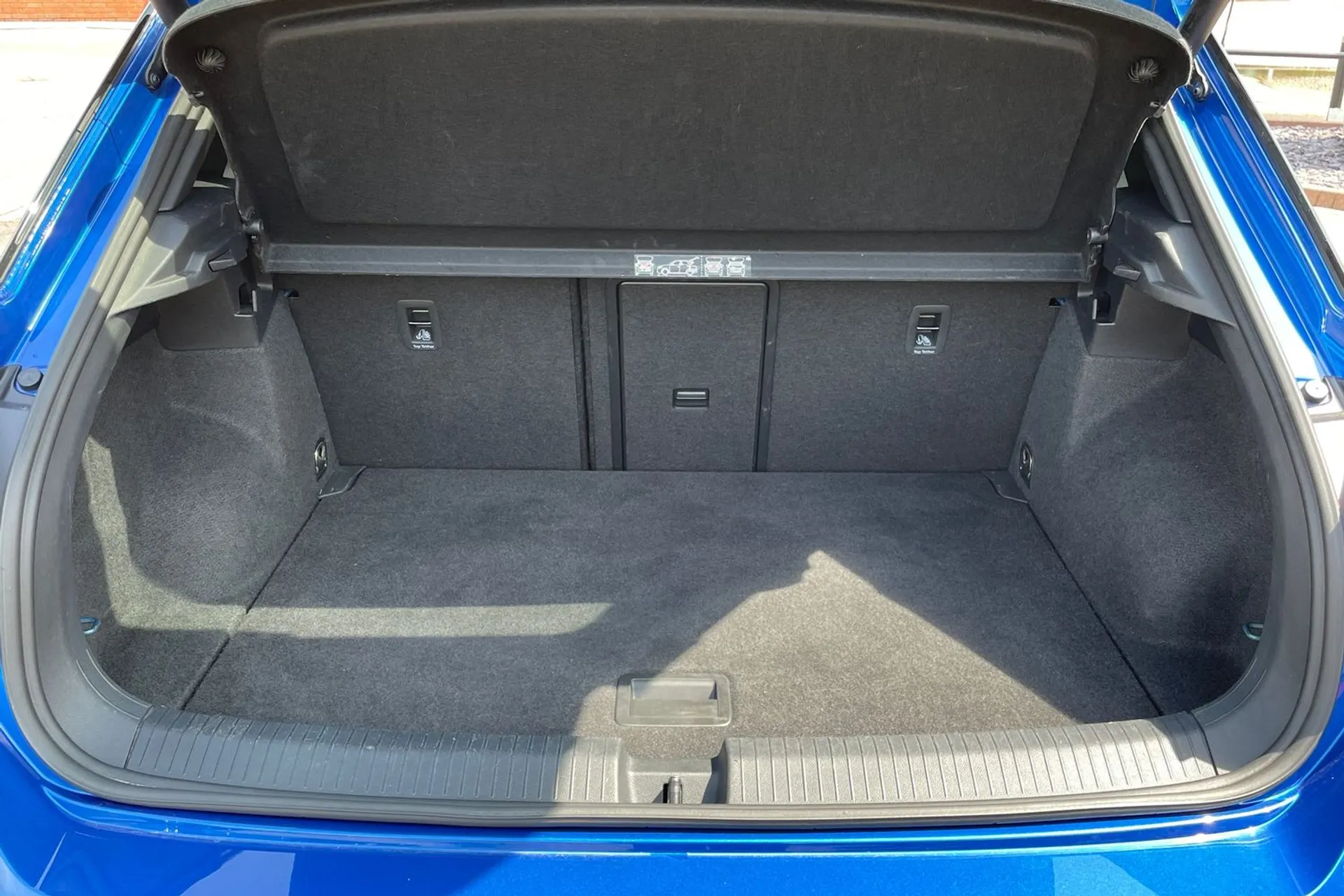 VOLKSWAGEN T-ROC thumbnail image number 27