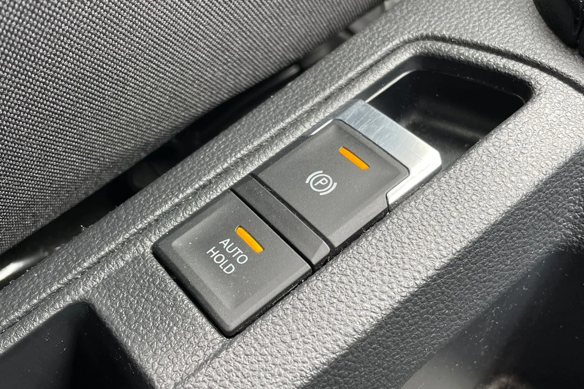 VOLKSWAGEN T-ROC thumbnail image number 32