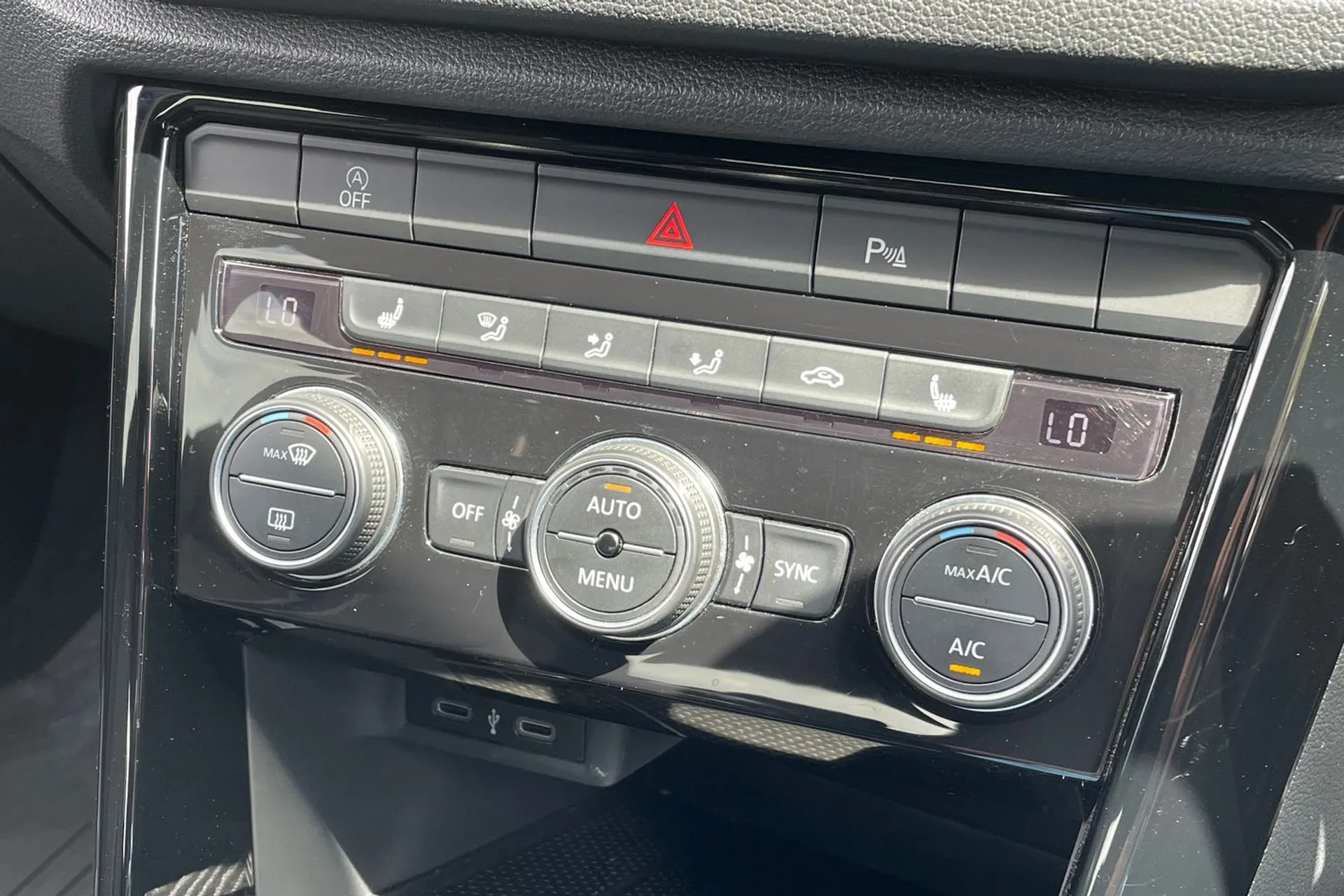 VOLKSWAGEN T-ROC thumbnail image number 14
