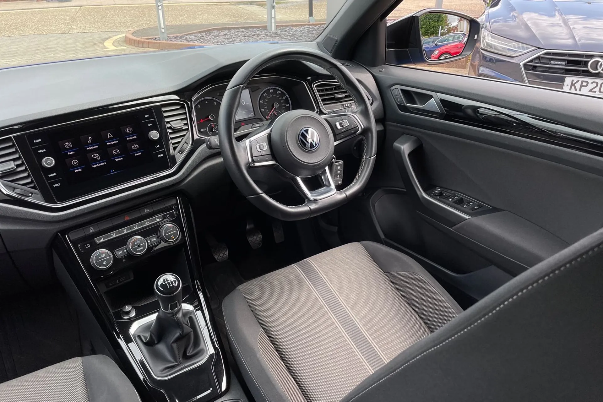 VOLKSWAGEN T-ROC thumbnail image number 34