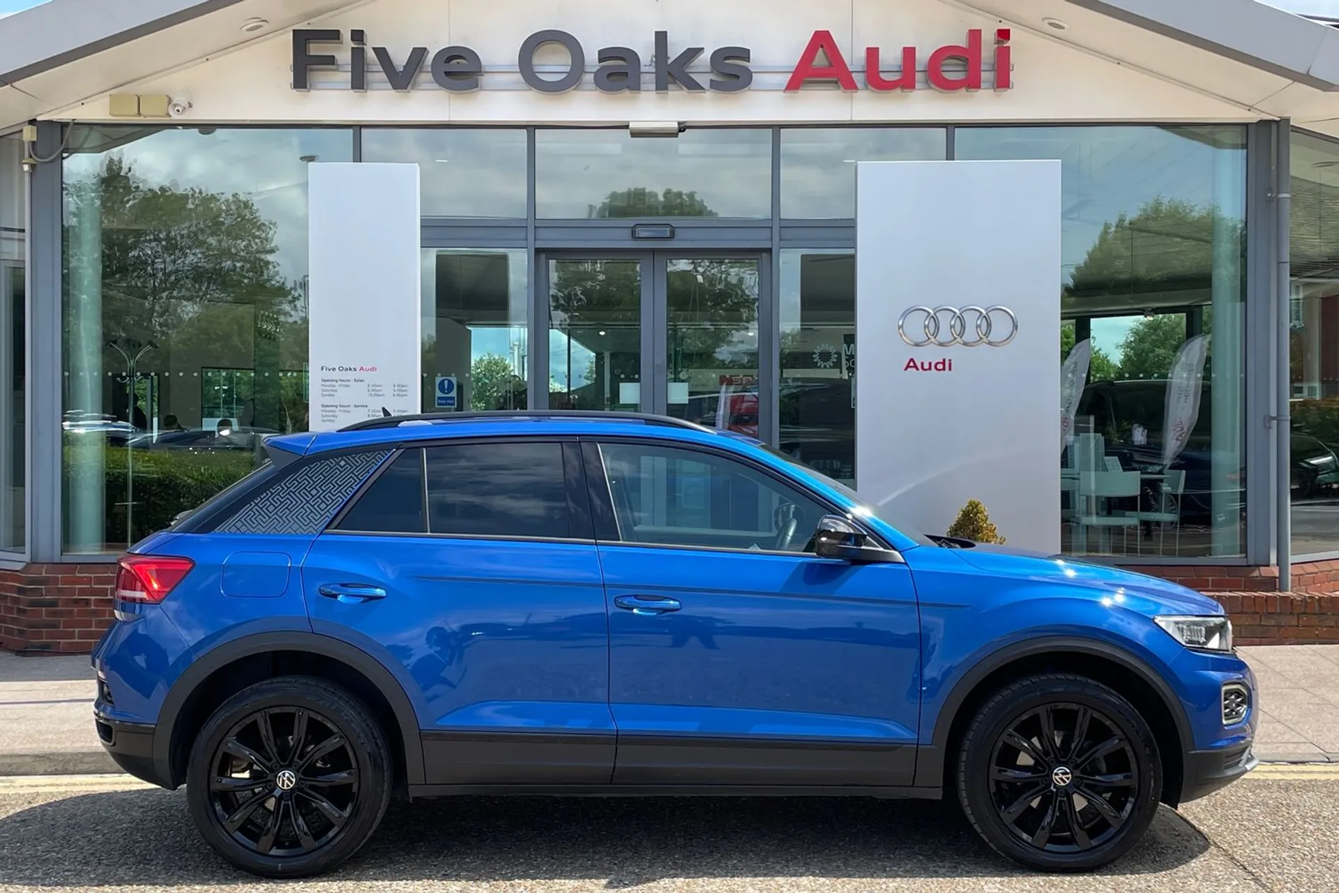 VOLKSWAGEN T-ROC thumbnail image number 2