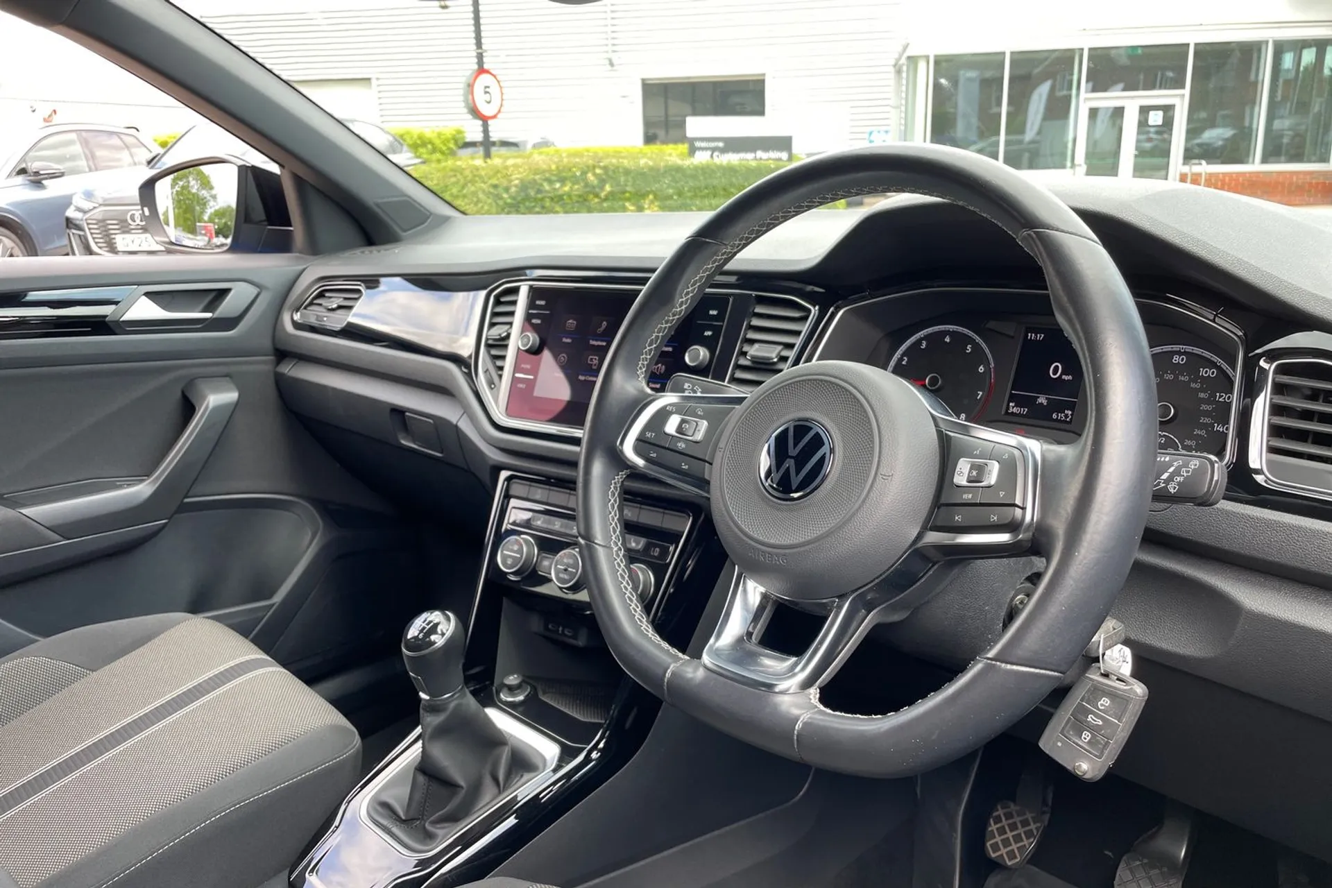VOLKSWAGEN T-ROC thumbnail image number 24