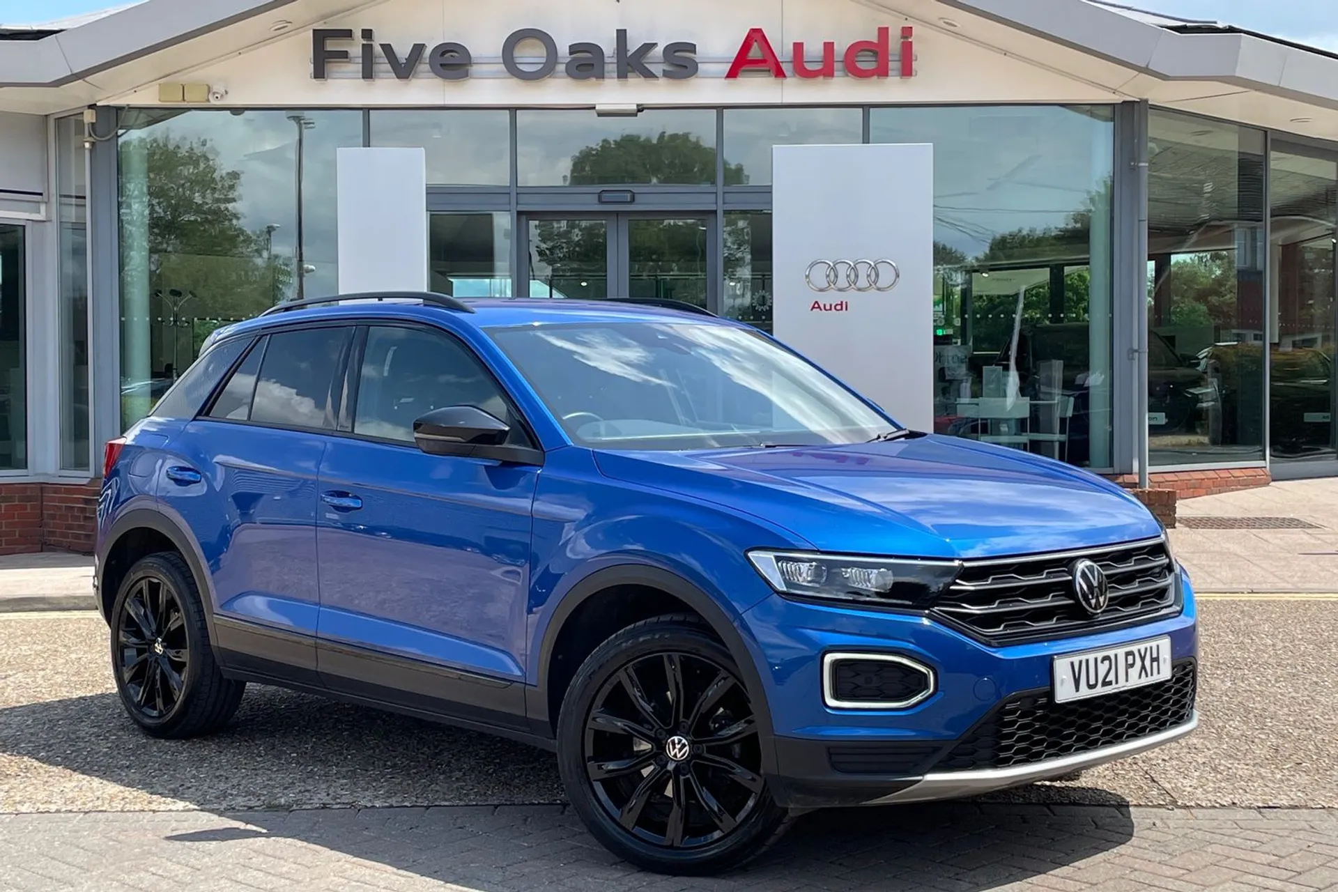 VOLKSWAGEN T-ROC focused image