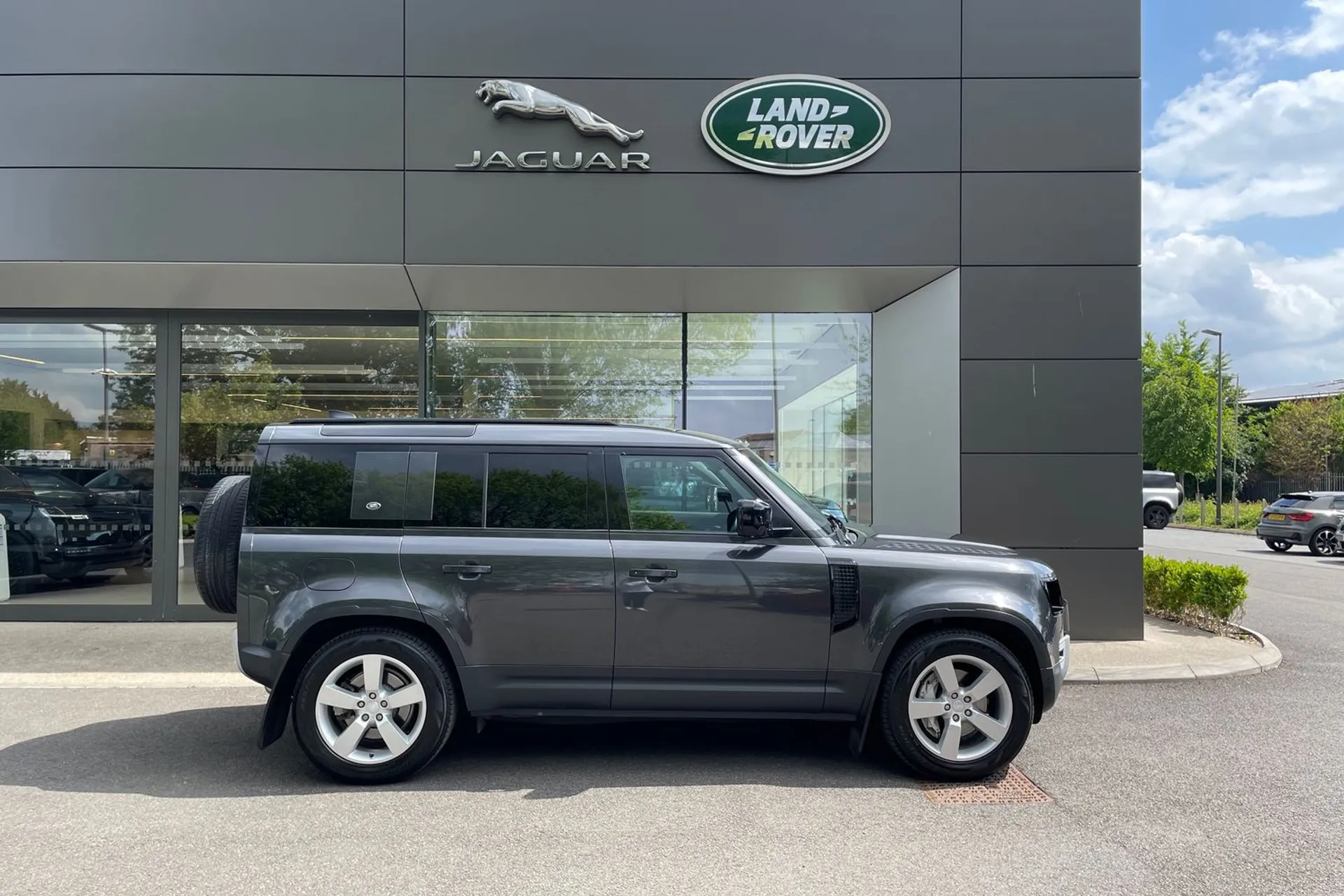 LAND ROVER DEFENDER thumbnail image number 2