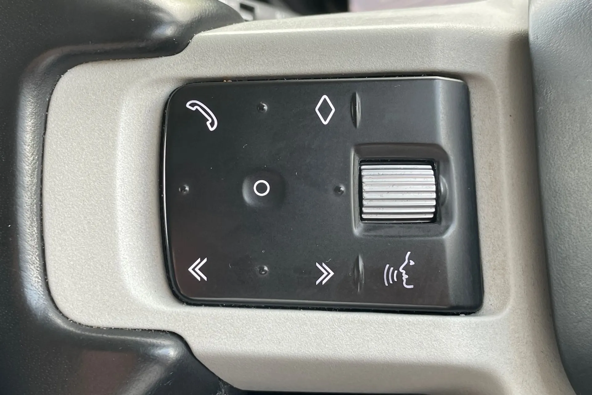 LAND ROVER DEFENDER thumbnail image number 27
