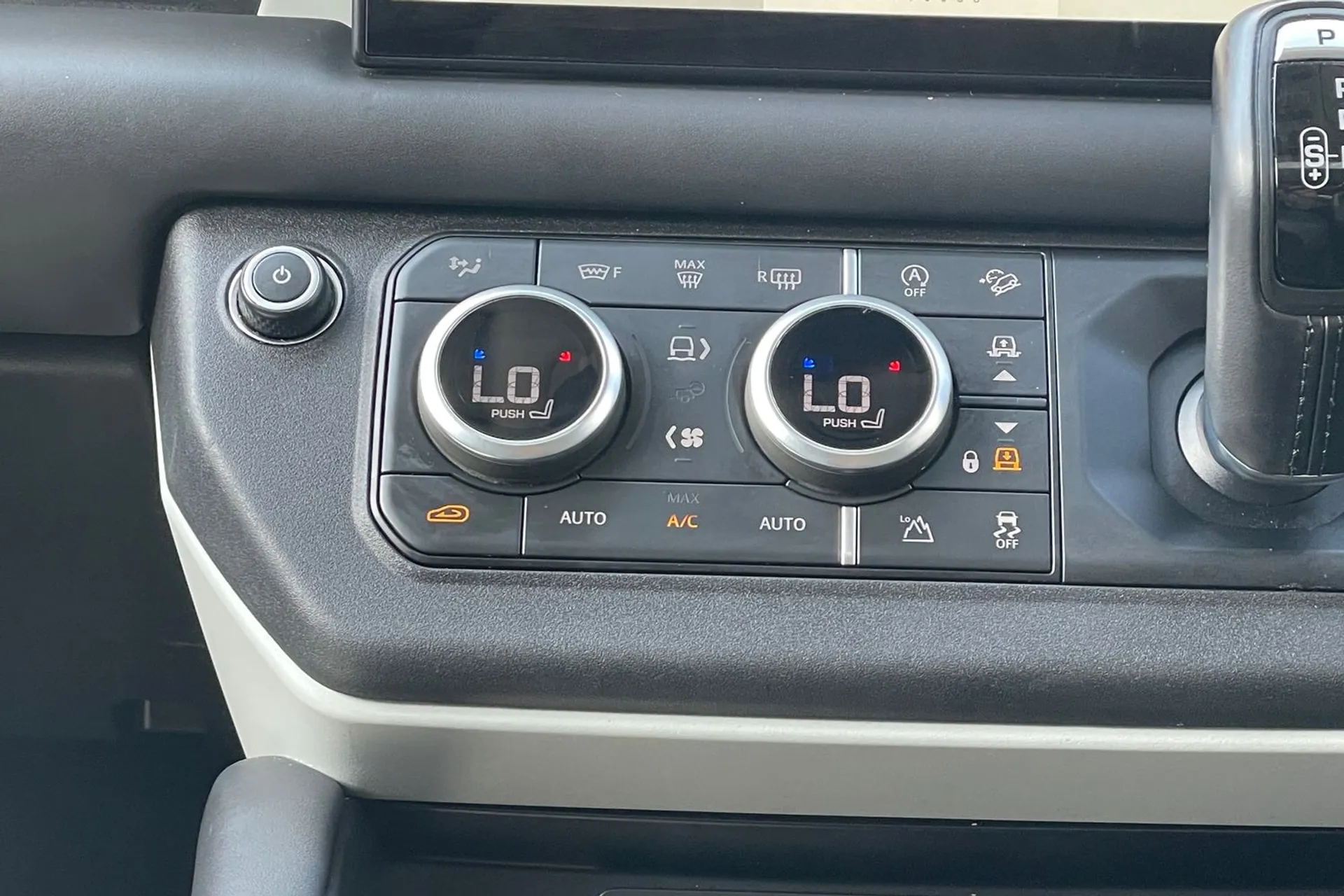 LAND ROVER DEFENDER thumbnail image number 16