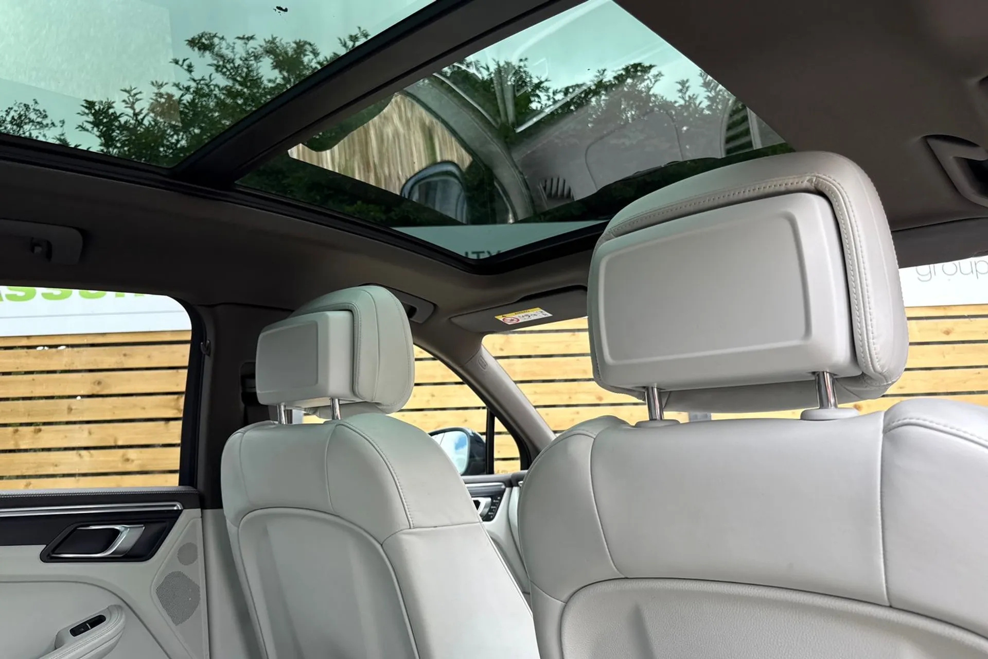 Porsche MACAN thumbnail image number 24