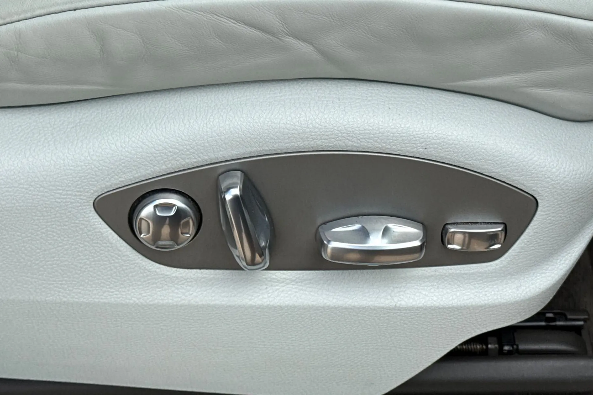 Porsche MACAN thumbnail image number 43