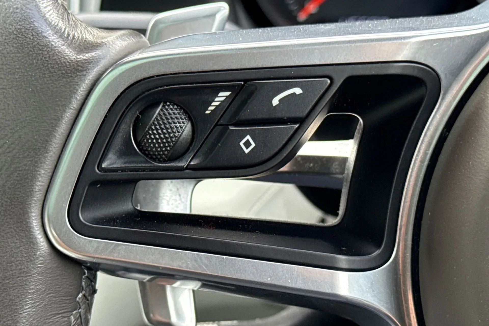 Porsche MACAN thumbnail image number 38