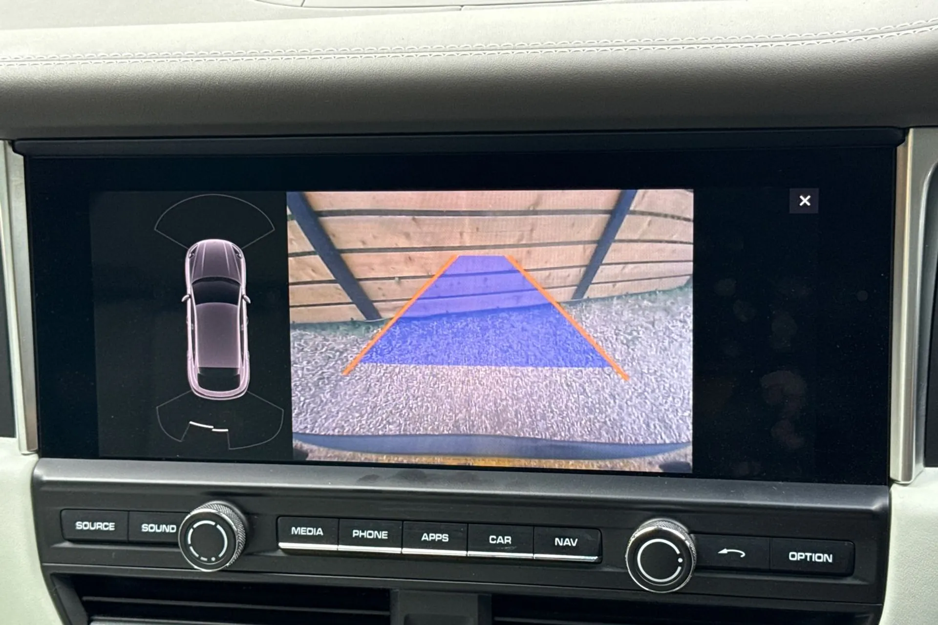 Porsche MACAN thumbnail image number 3