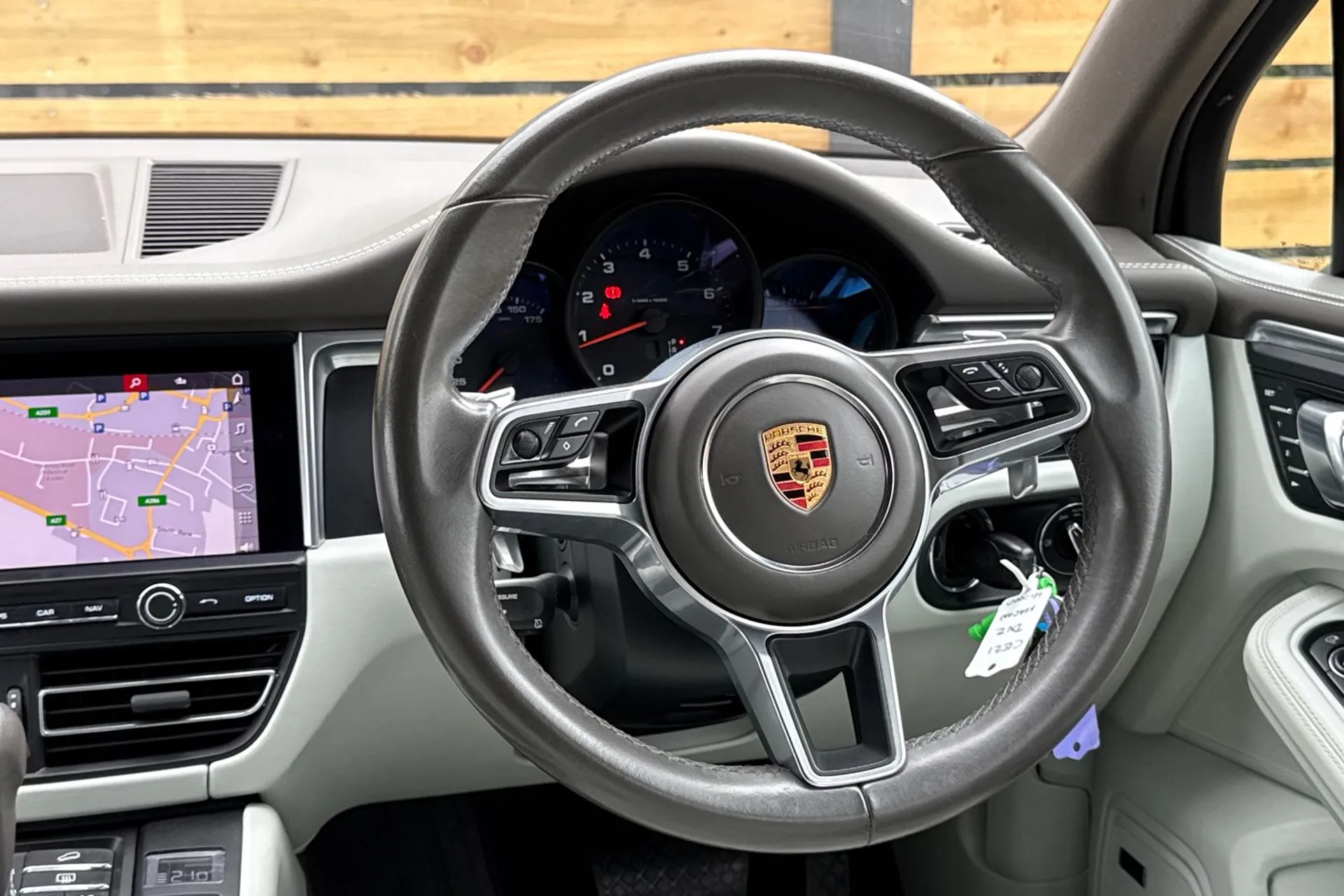 Porsche MACAN thumbnail image number 36