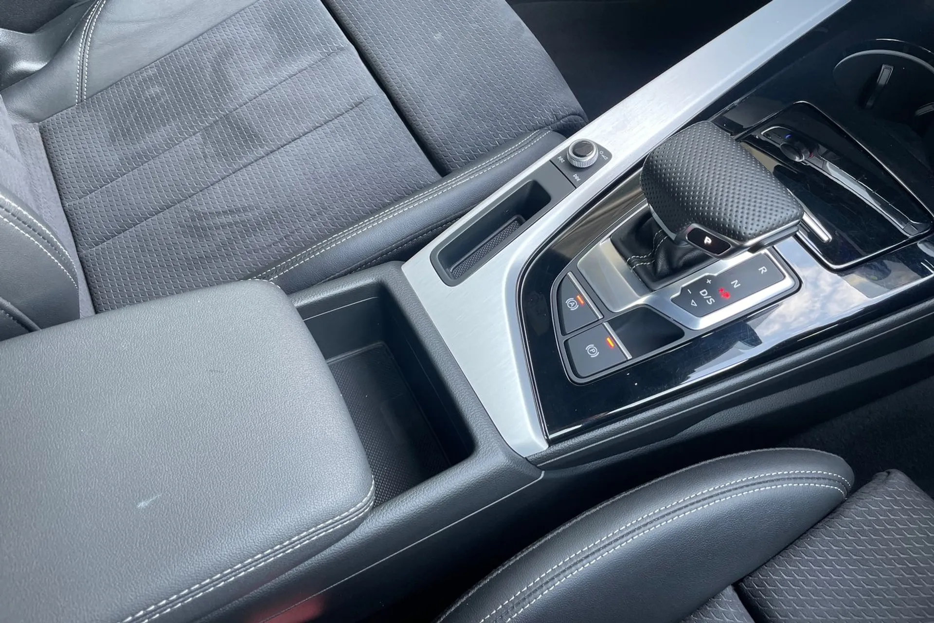 Audi A4 thumbnail image number 40