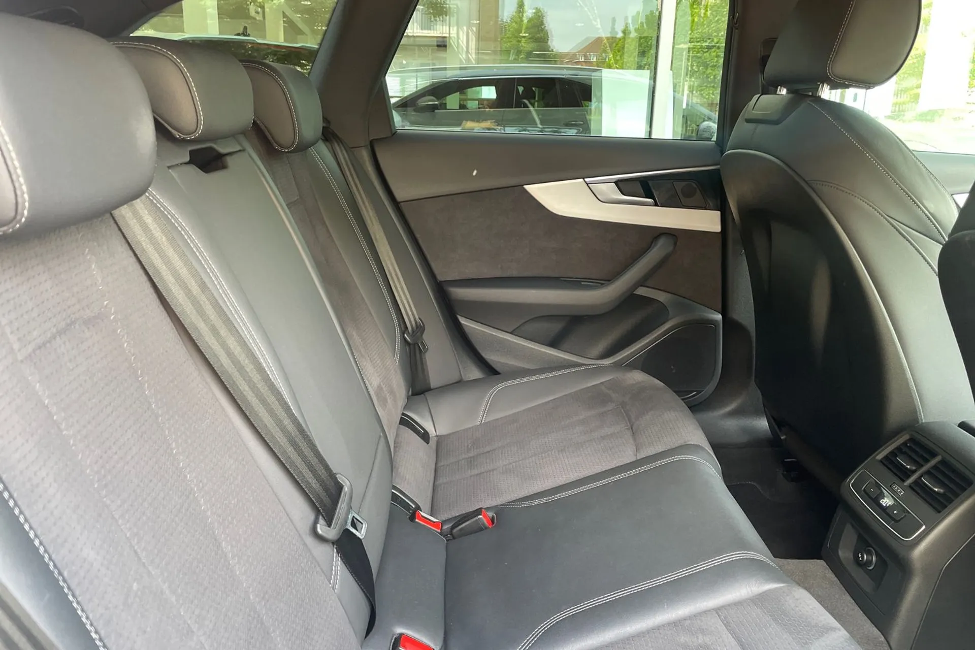 Audi A4 thumbnail image number 21