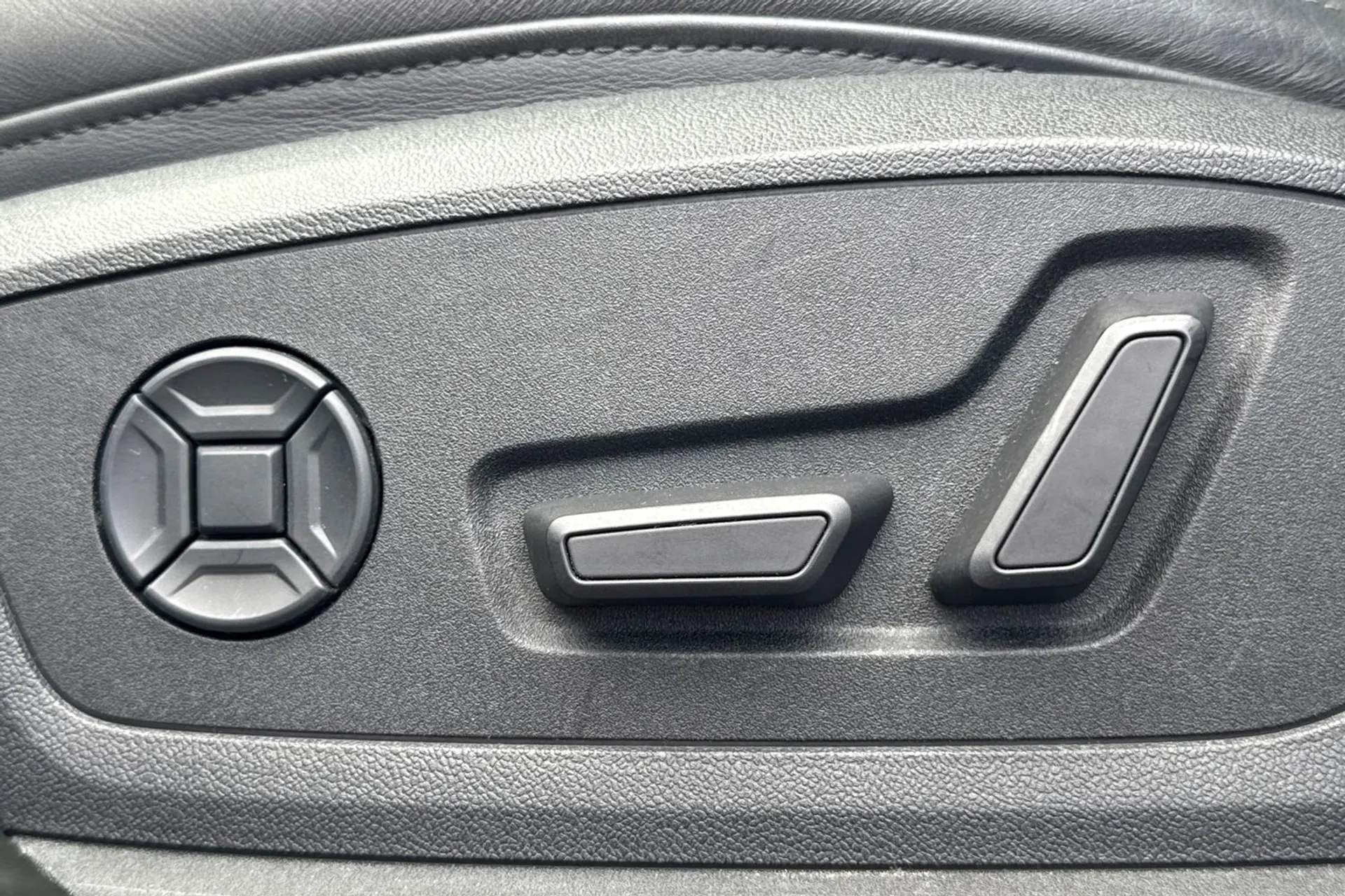 Audi e-tron thumbnail image number 34
