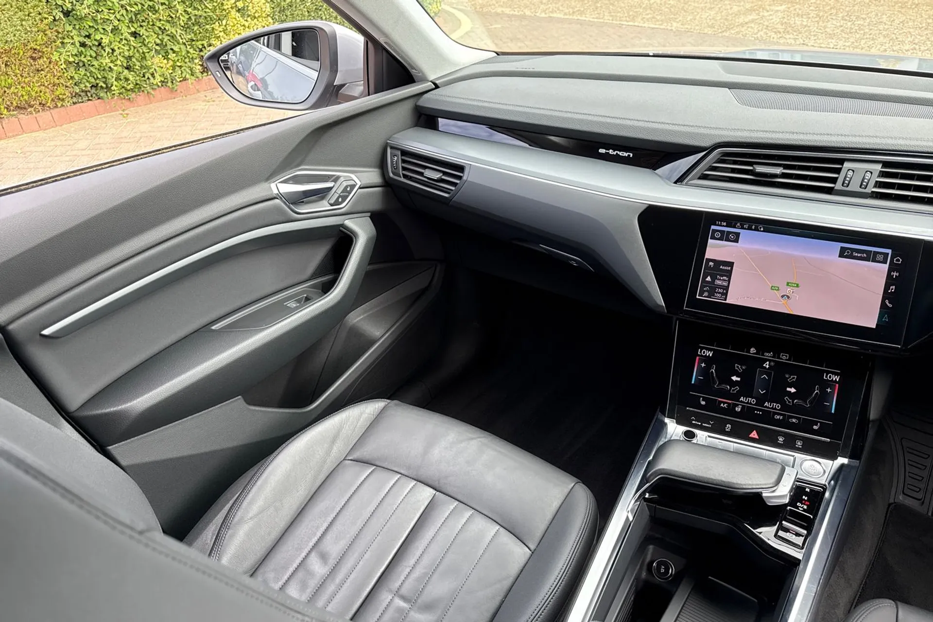 Audi e-tron thumbnail image number 38