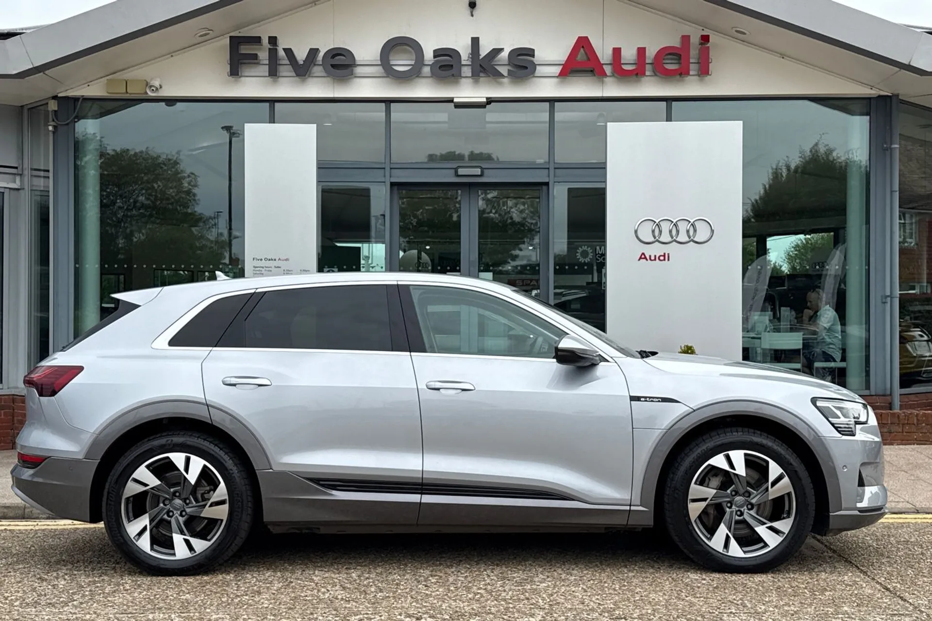 Audi e-tron thumbnail image number 2