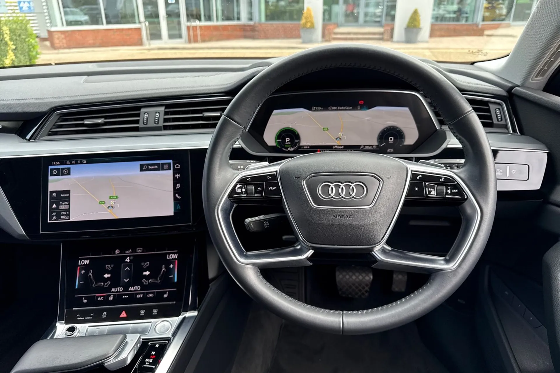 Audi e-tron thumbnail image number 40