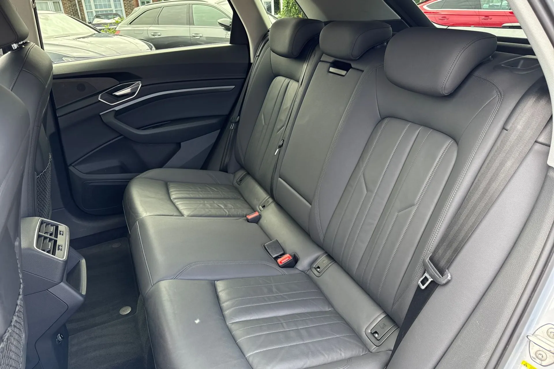 Audi e-tron thumbnail image number 42