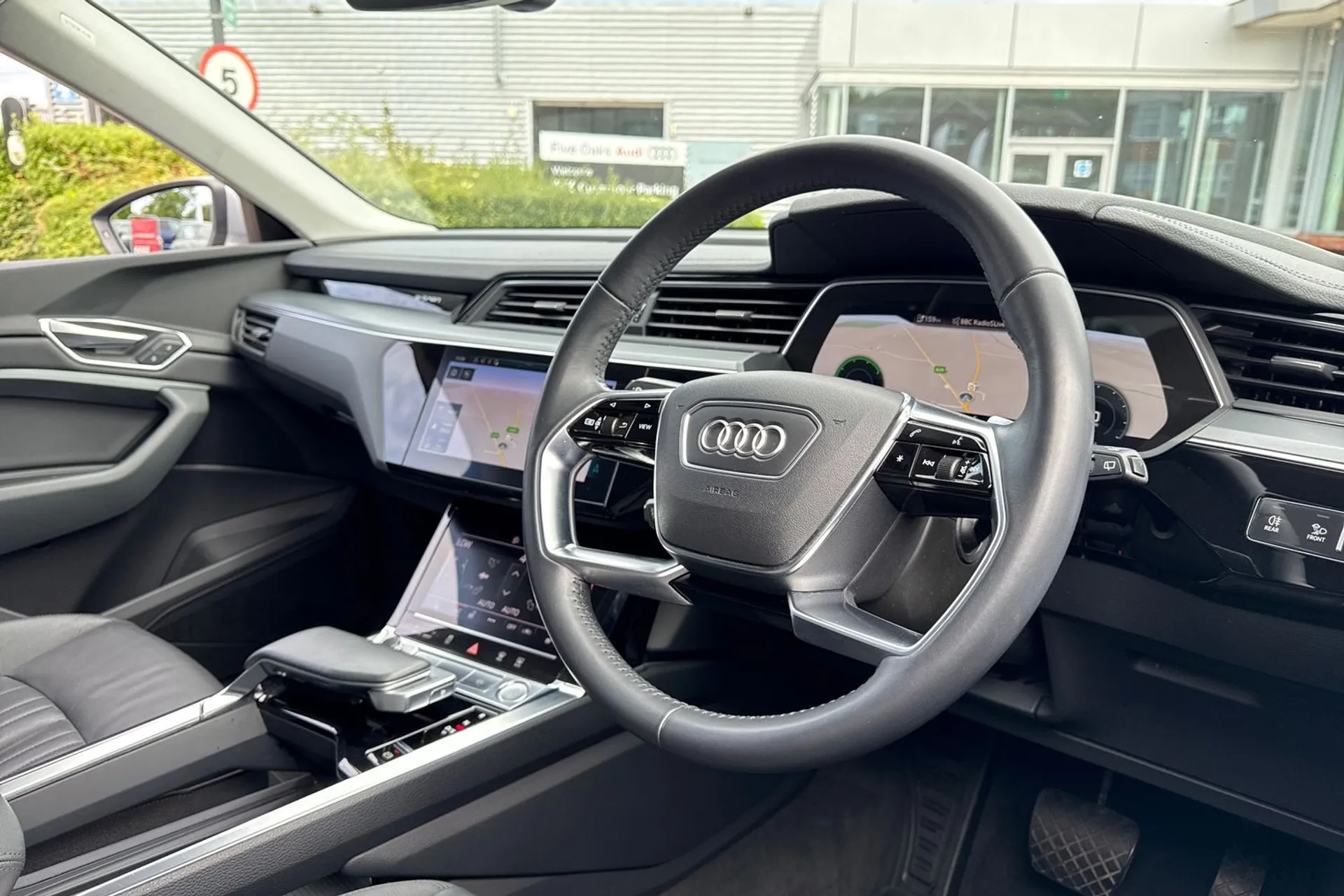 Audi e-tron thumbnail image number 31