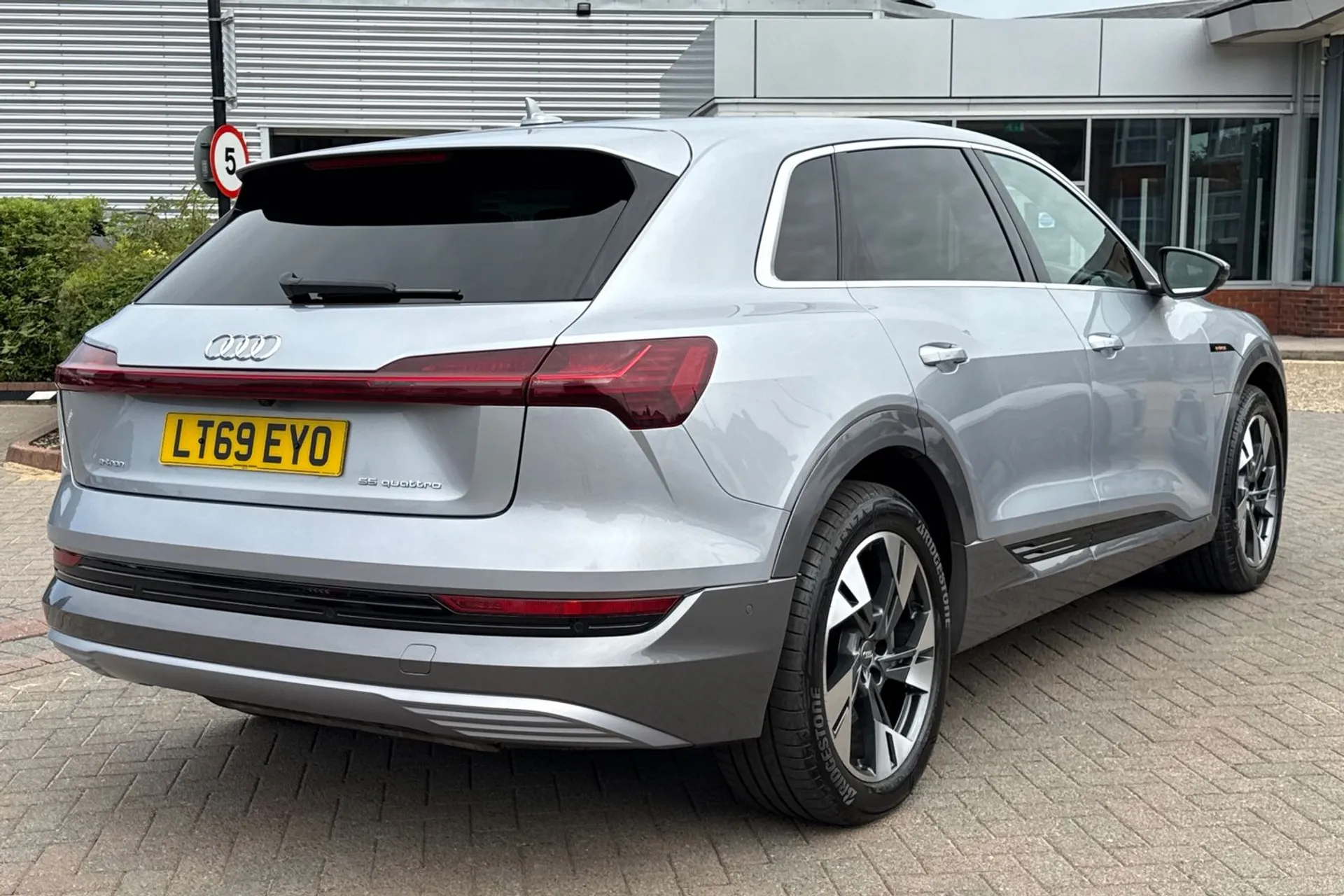 Audi e-tron thumbnail image number 4