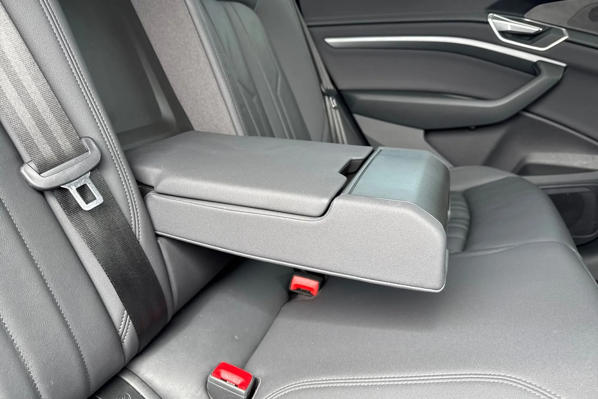 Audi e-tron thumbnail image number 45