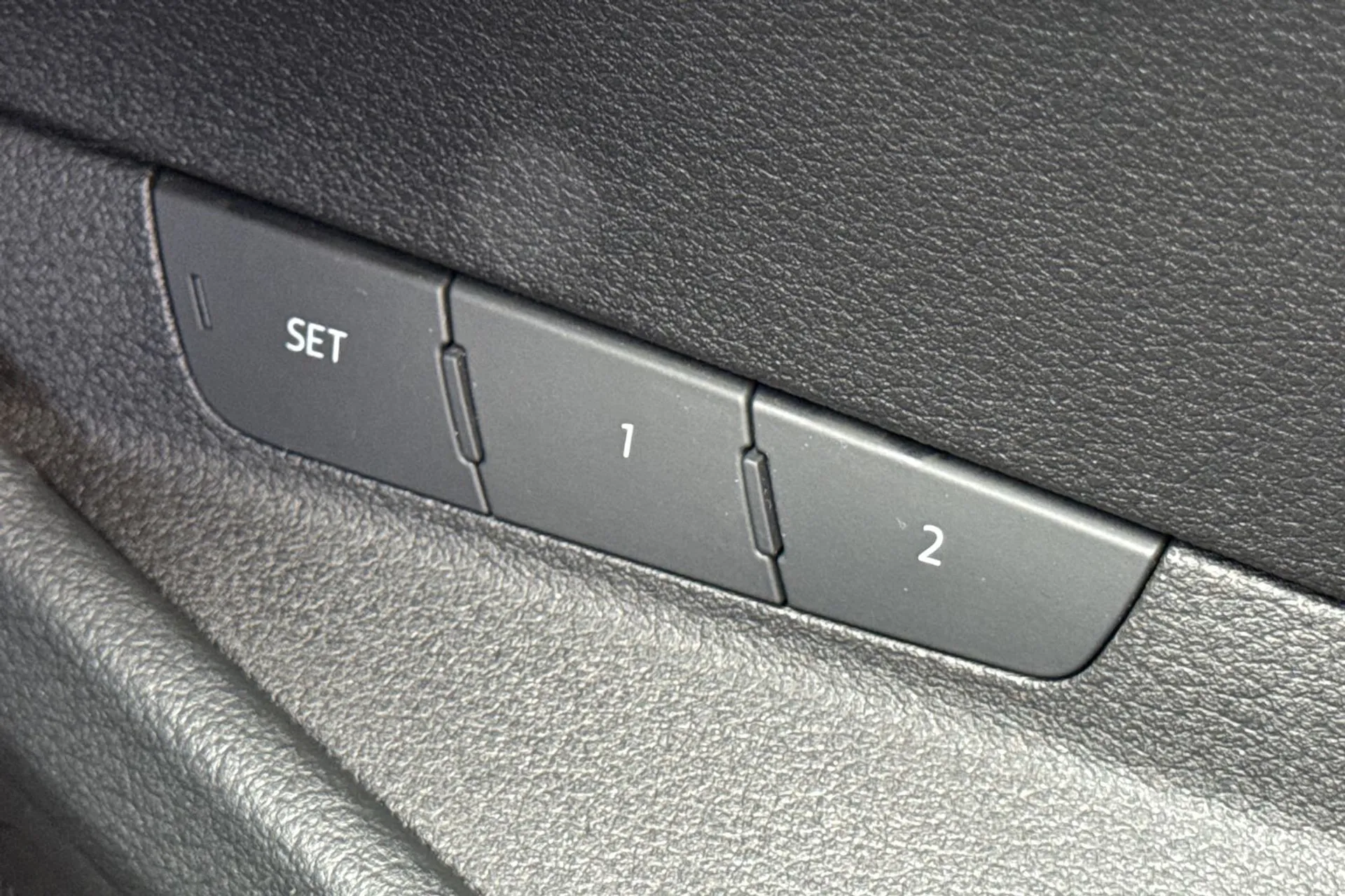 Audi e-tron thumbnail image number 19