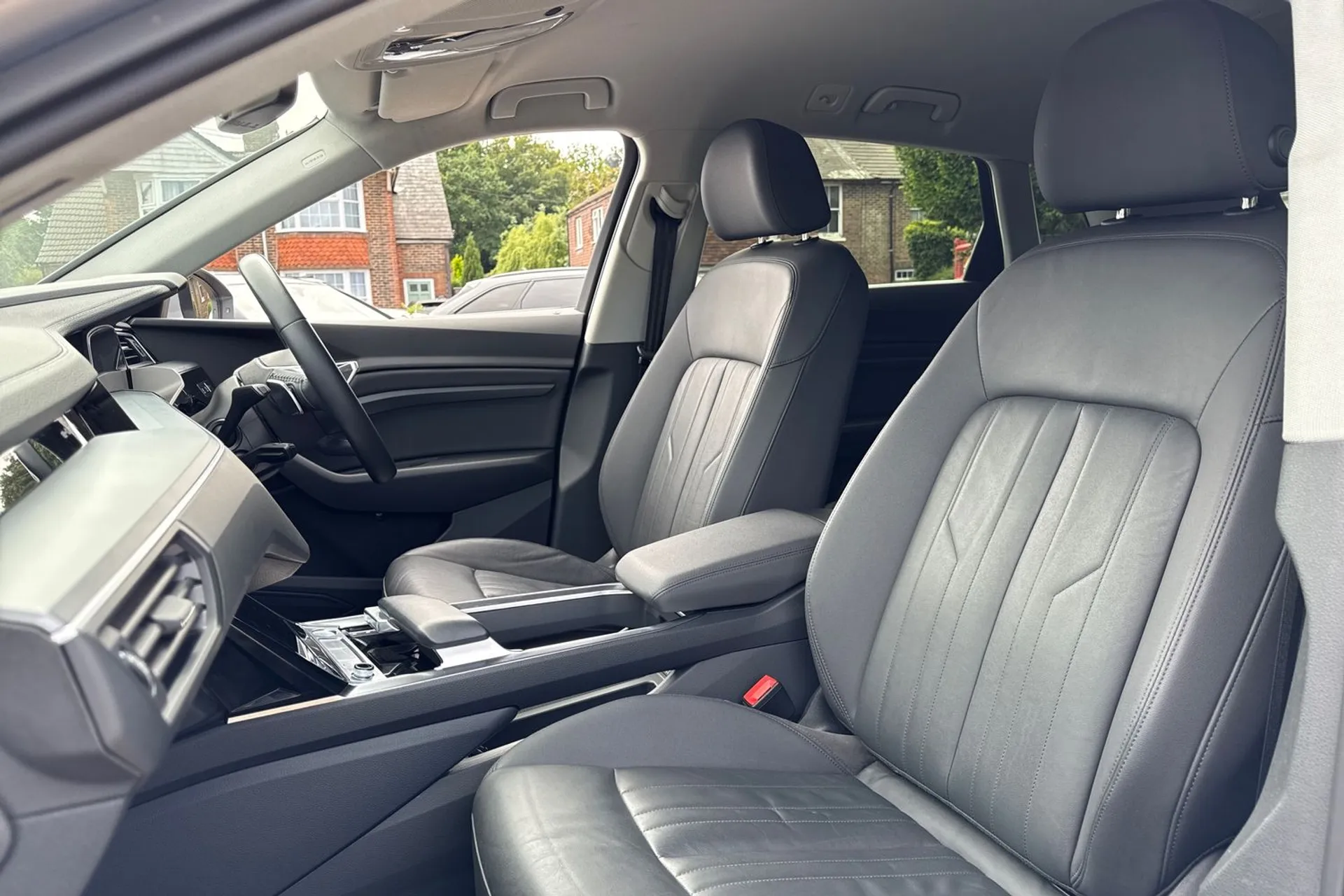 Audi e-tron thumbnail image number 33