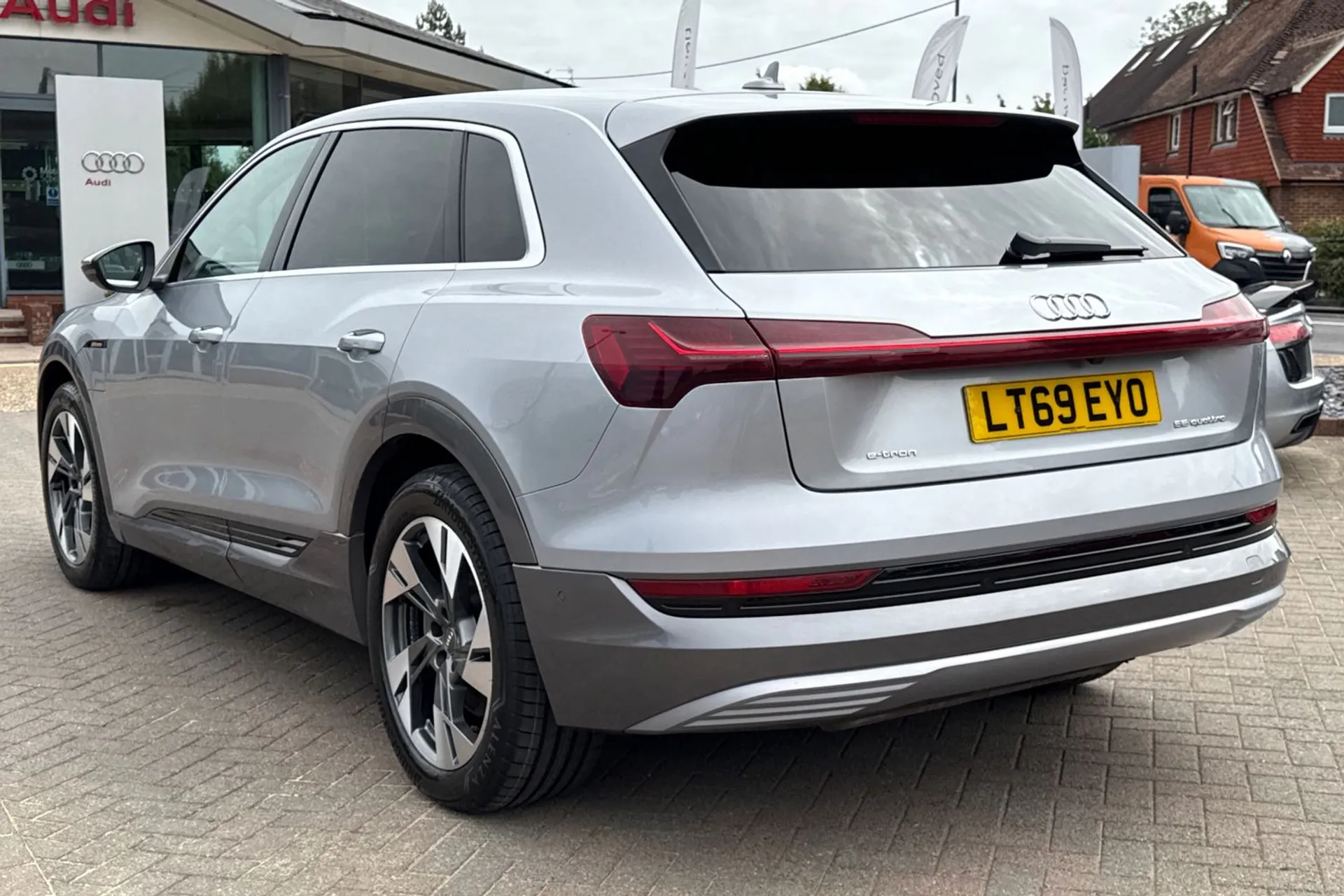 Audi e-tron thumbnail image number 6