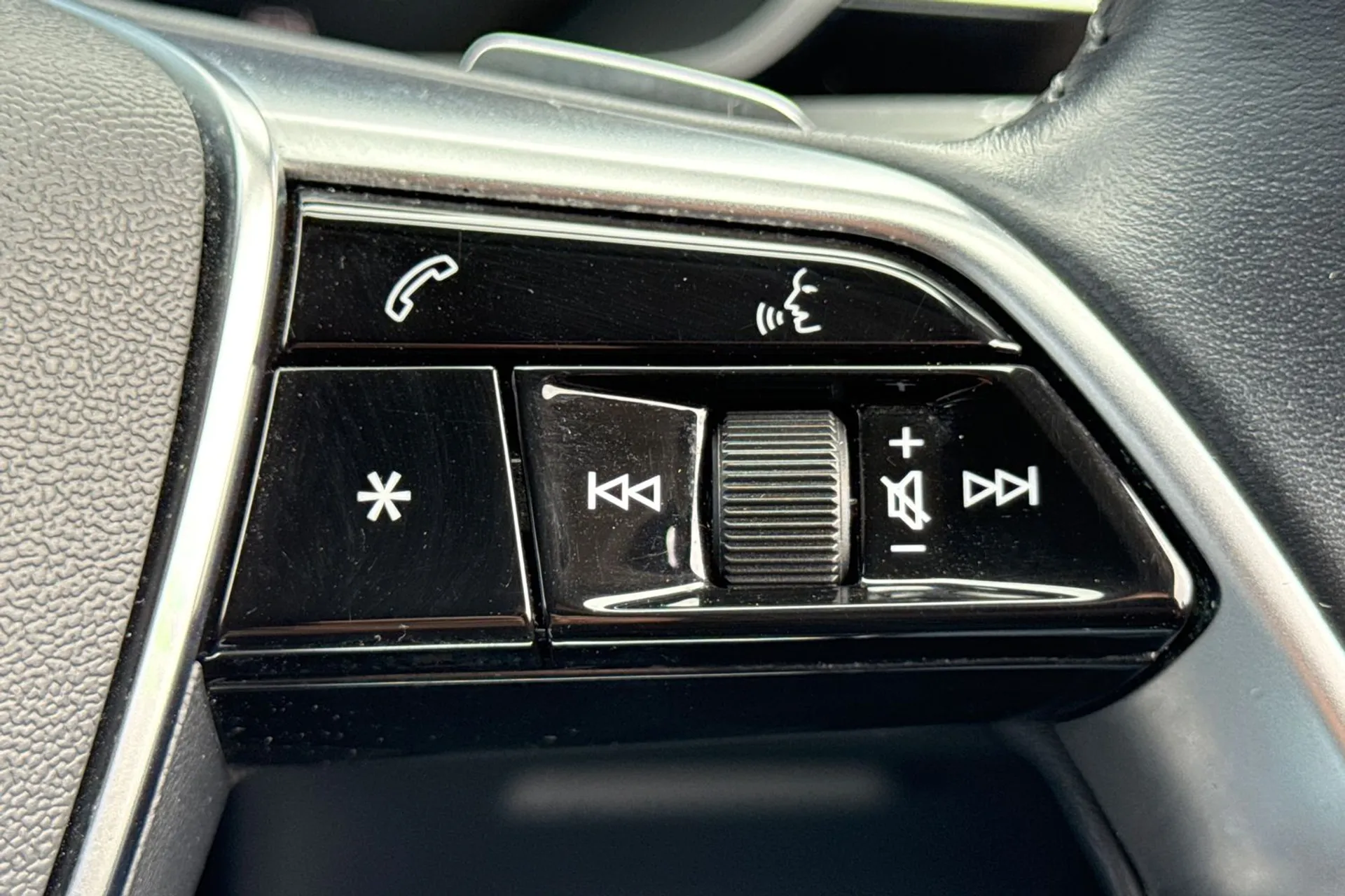 Audi e-tron thumbnail image number 25
