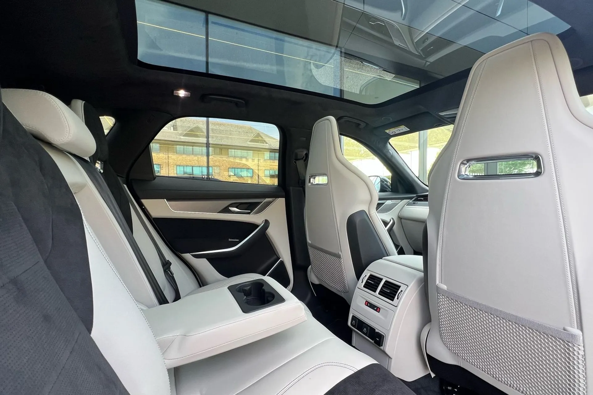 Jaguar F-PACE thumbnail image number 46