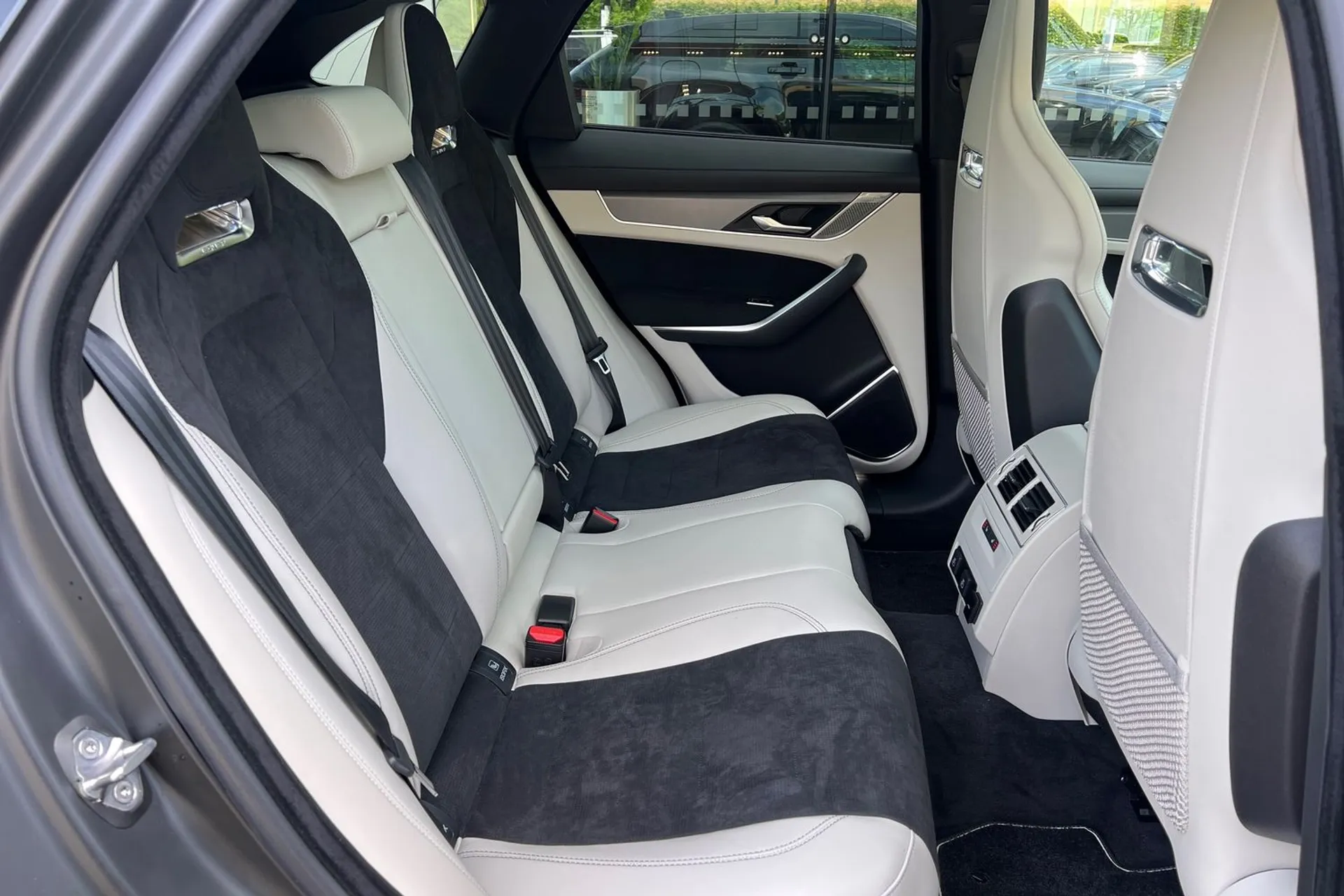 Jaguar F-PACE thumbnail image number 45
