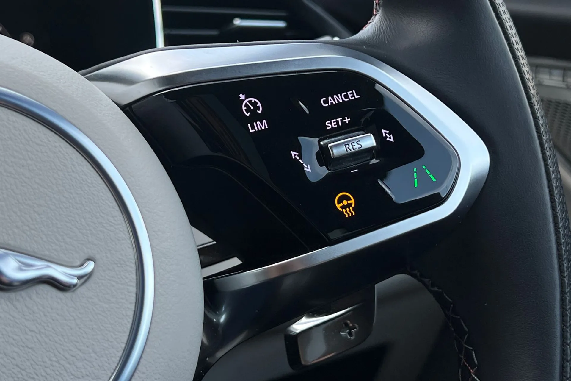 Jaguar F-PACE thumbnail image number 63