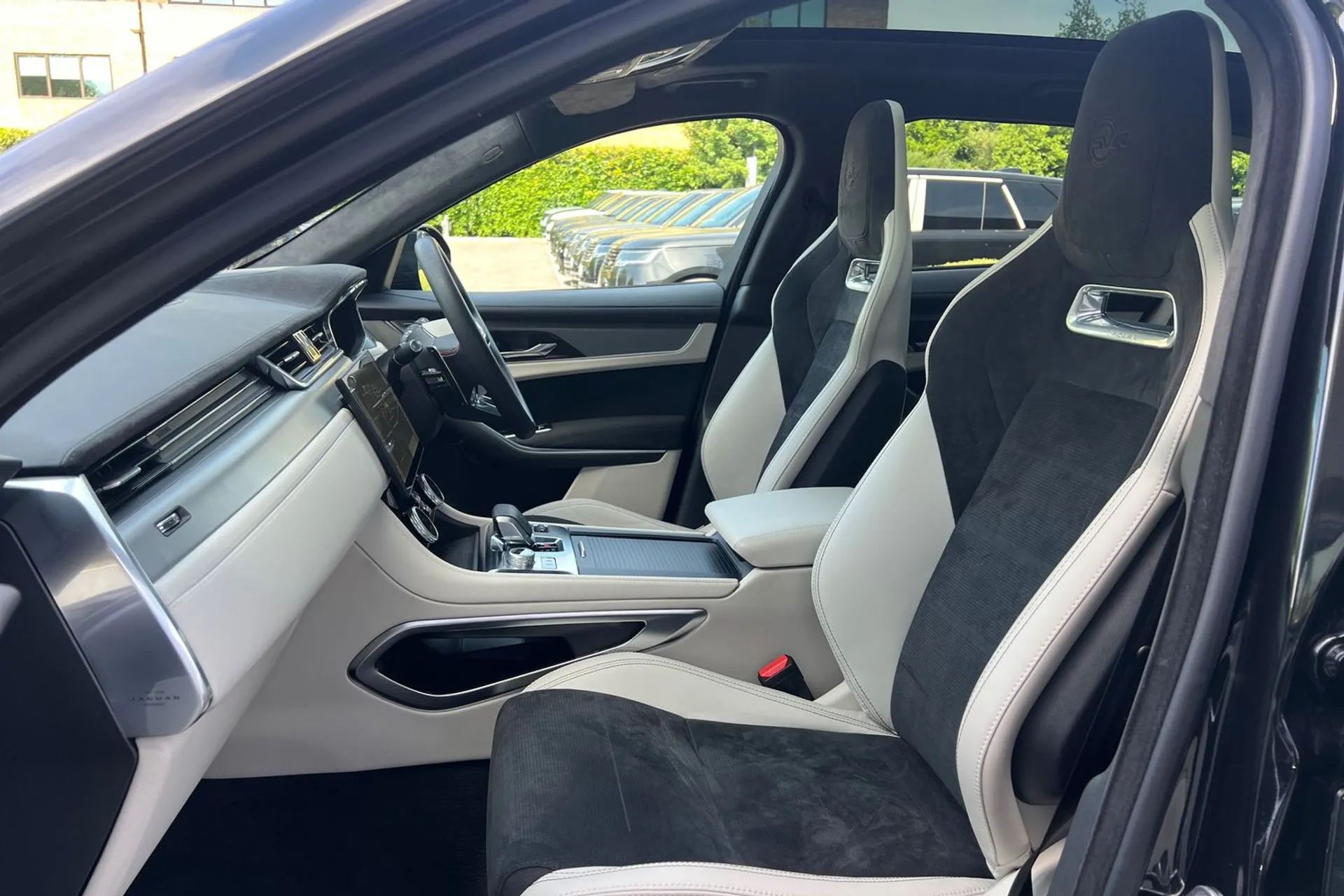 Jaguar F-PACE thumbnail image number 60