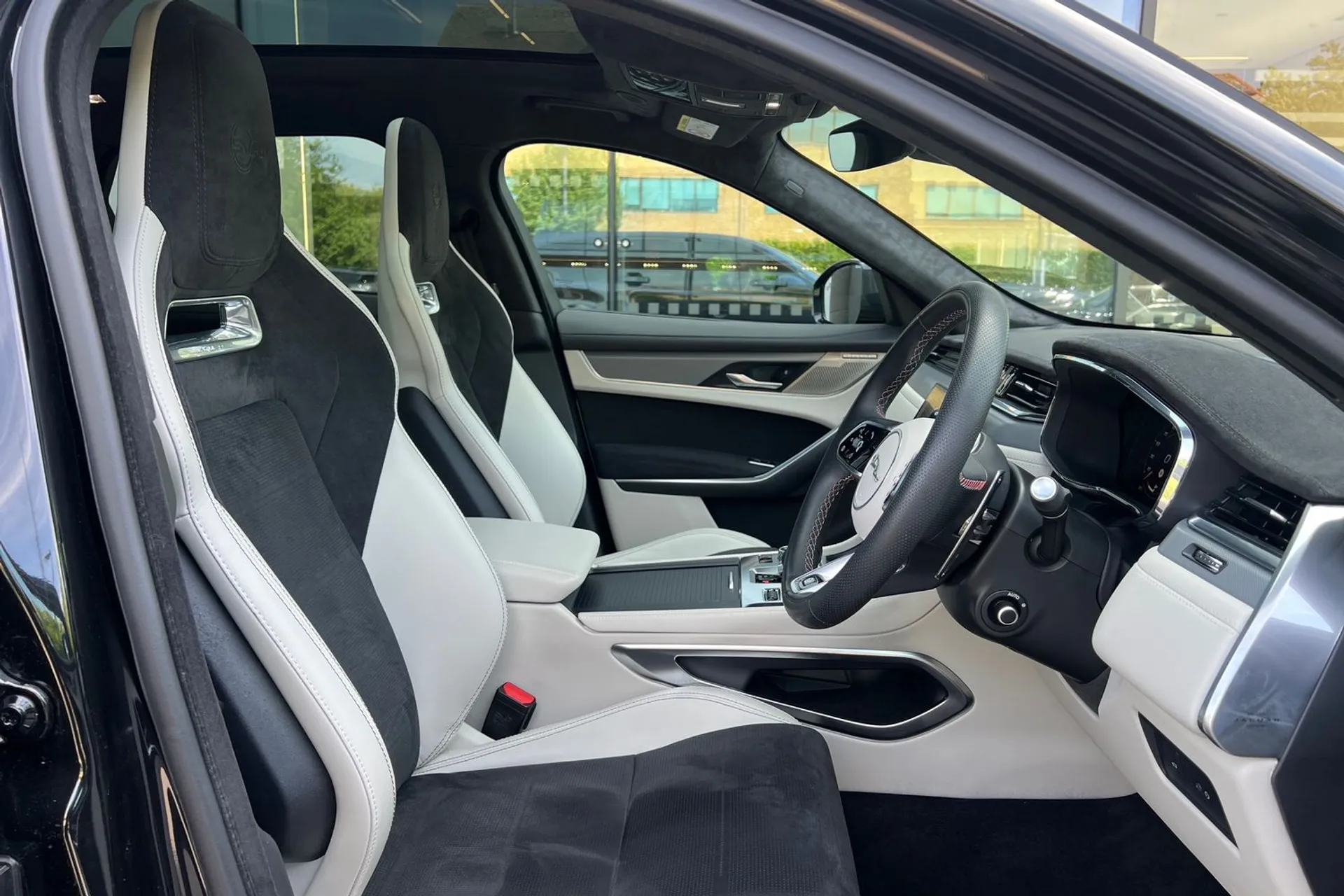 Jaguar F-PACE thumbnail image number 52