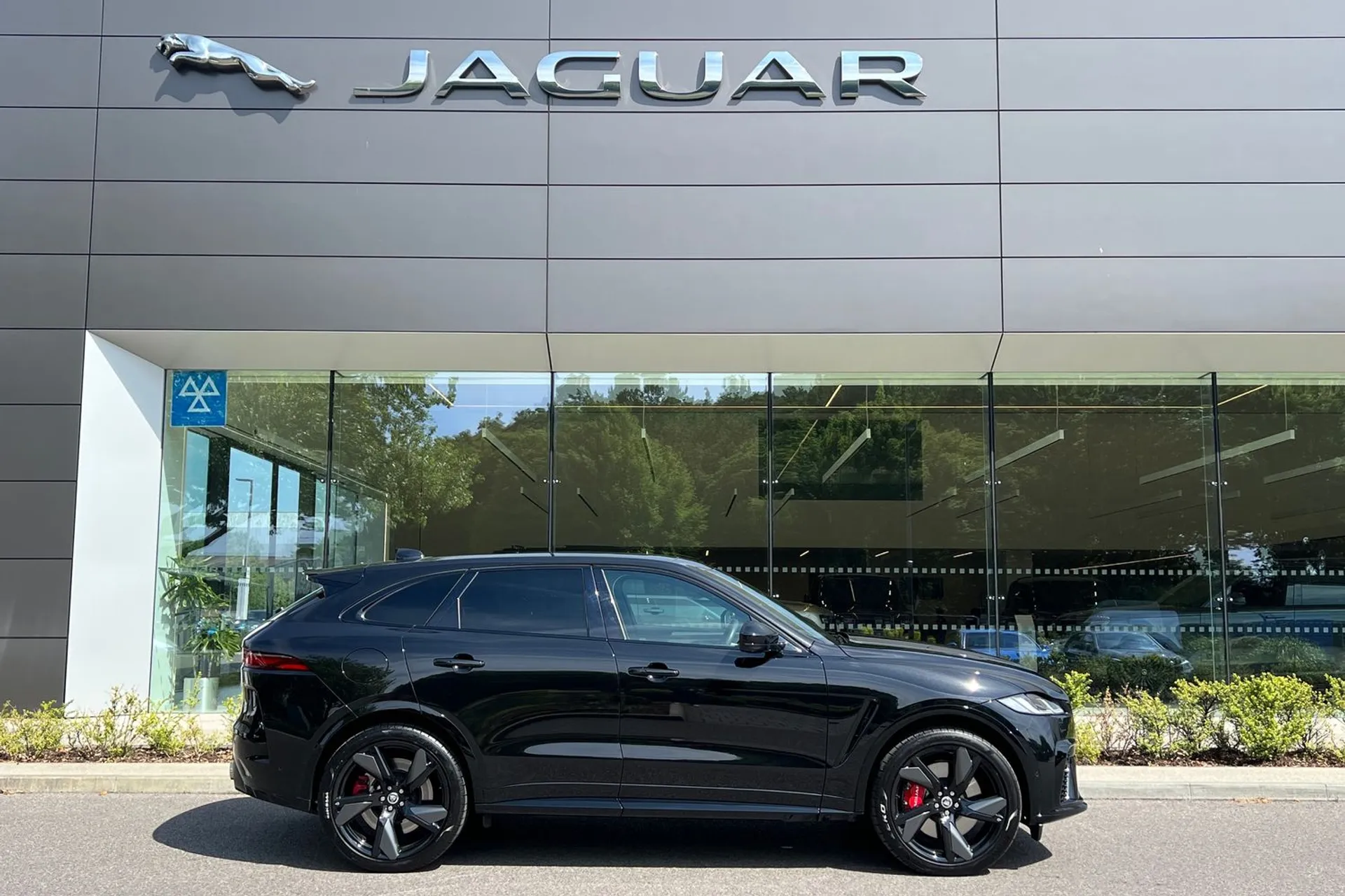 Jaguar F-PACE thumbnail image number 2
