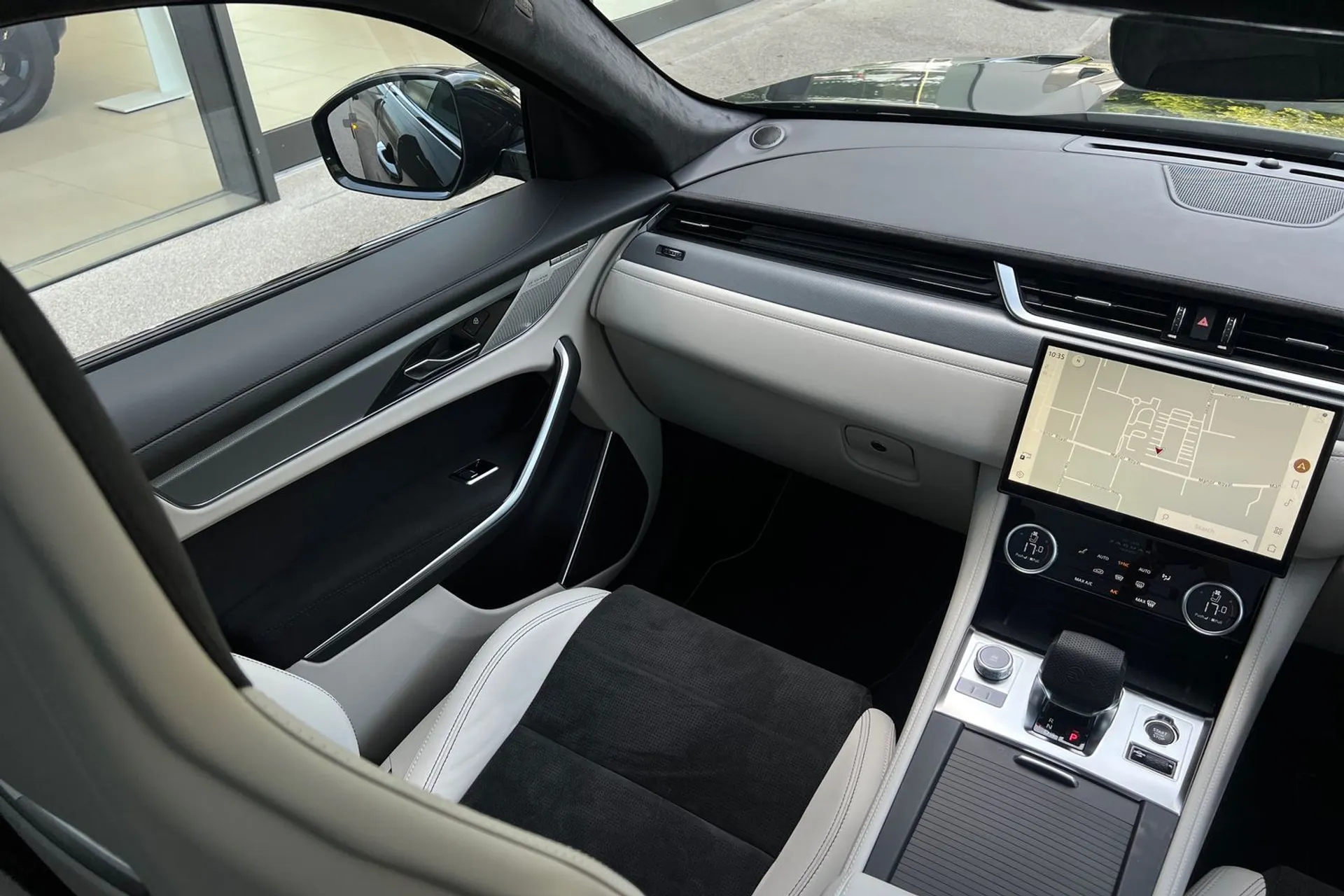 Jaguar F-PACE thumbnail image number 33